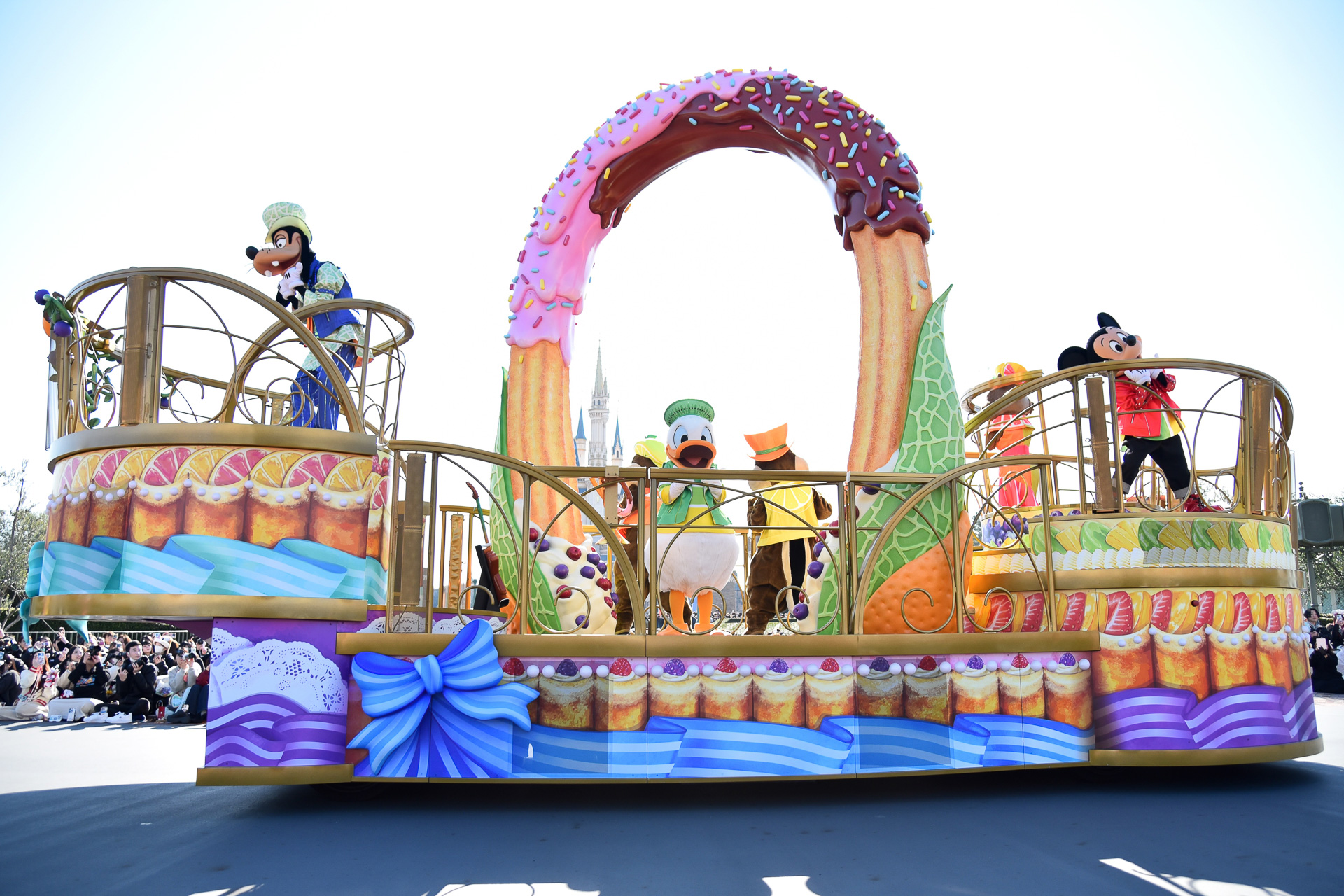 ミッキーマウスはロックバンドを率いてフルーツタルト型のフロートで登場！
