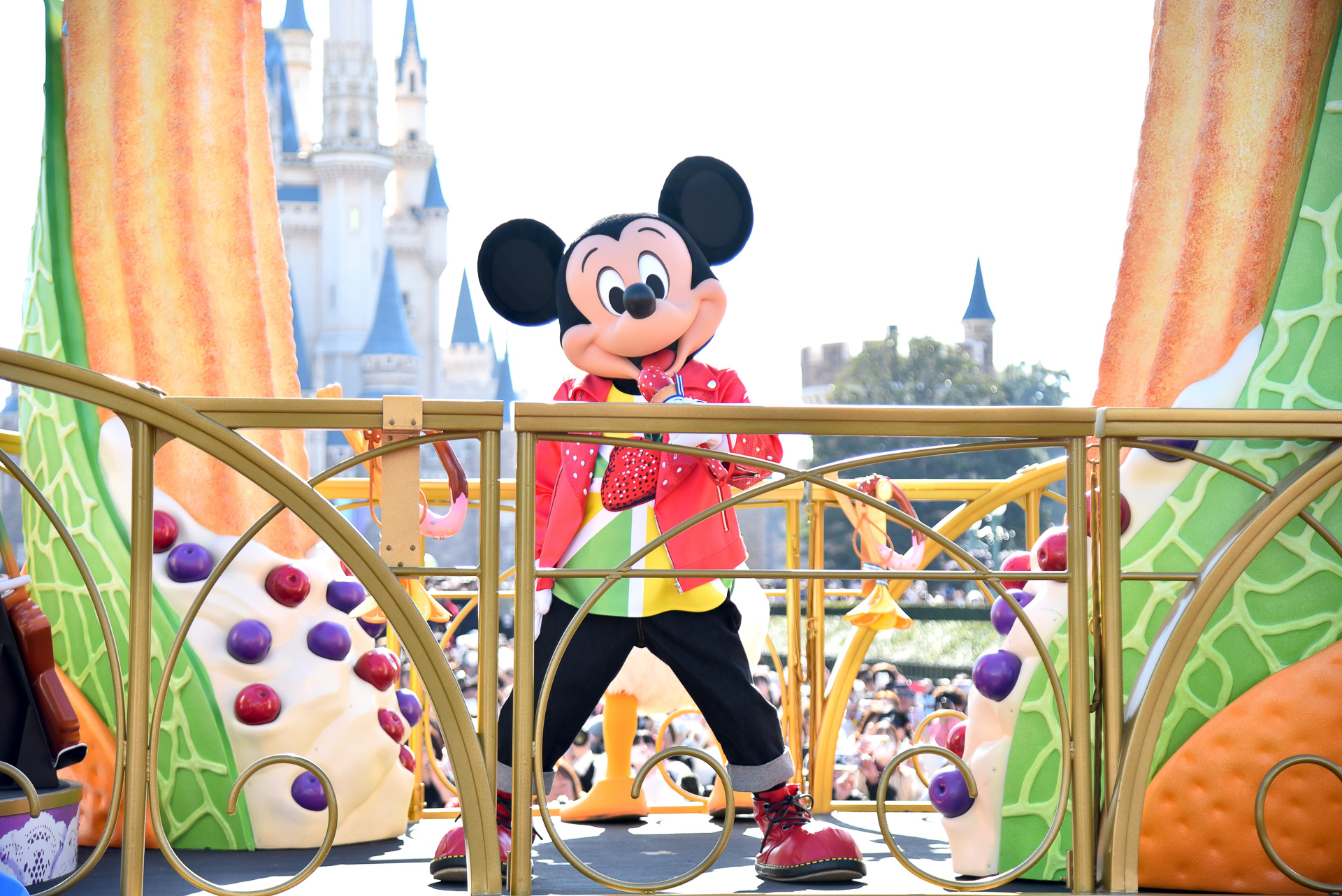 ドナルドダック、グーフィーにチップ、デール、クラリスと大所帯のバンドだ