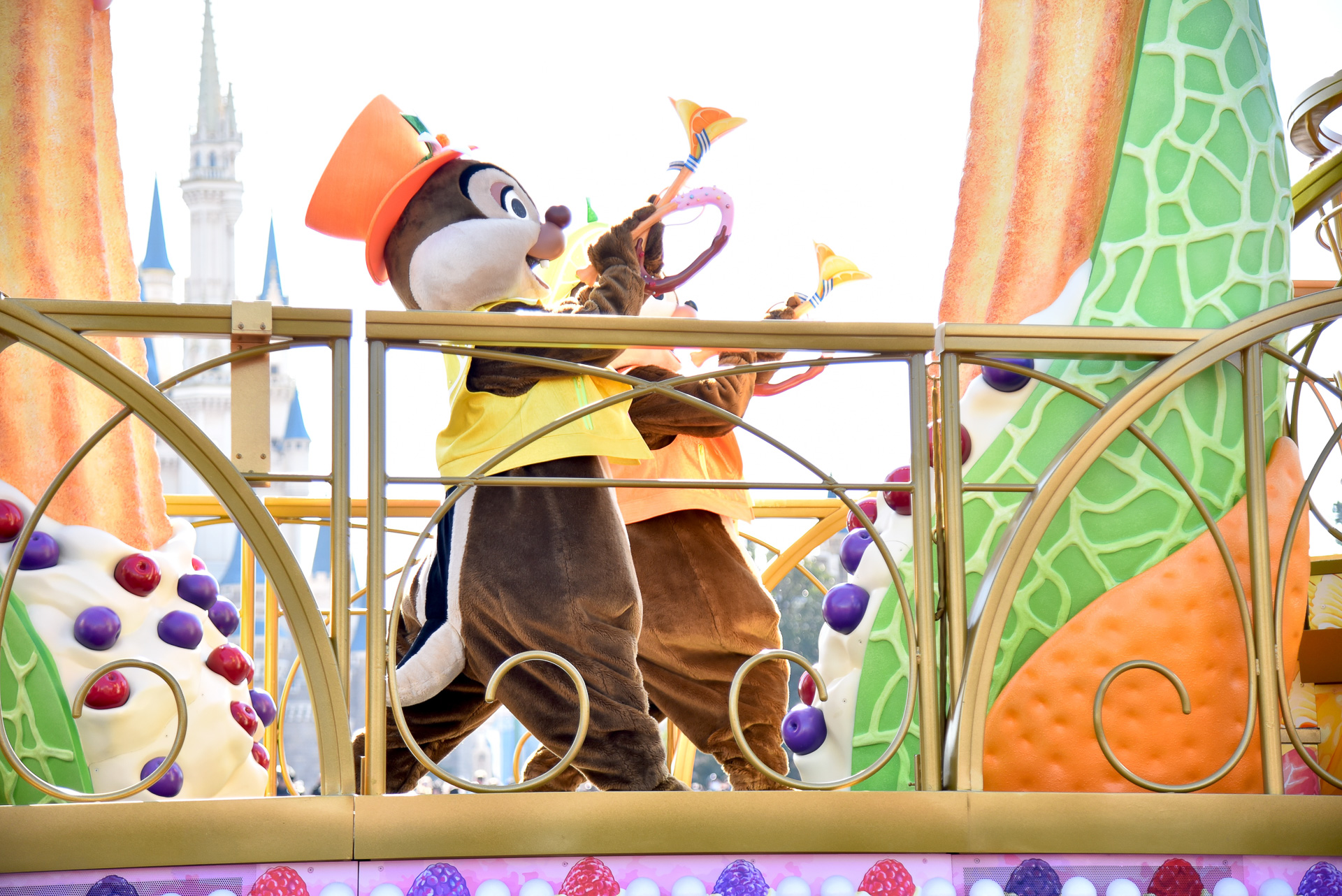 ドナルドダック、グーフィーにチップ、デール、クラリスと大所帯のバンドだ