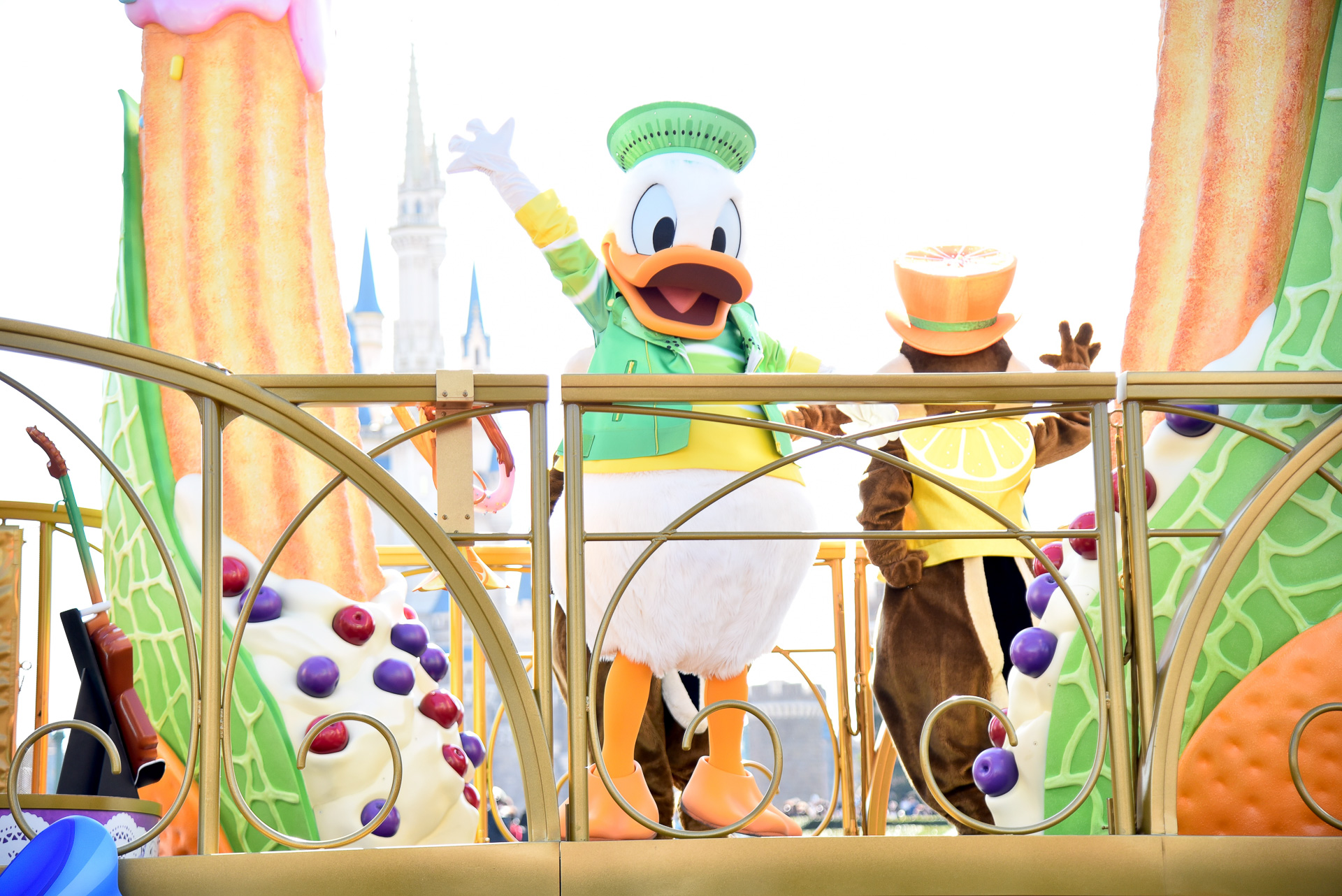 ドナルドダック、グーフィーにチップ、デール、クラリスと大所帯のバンドだ