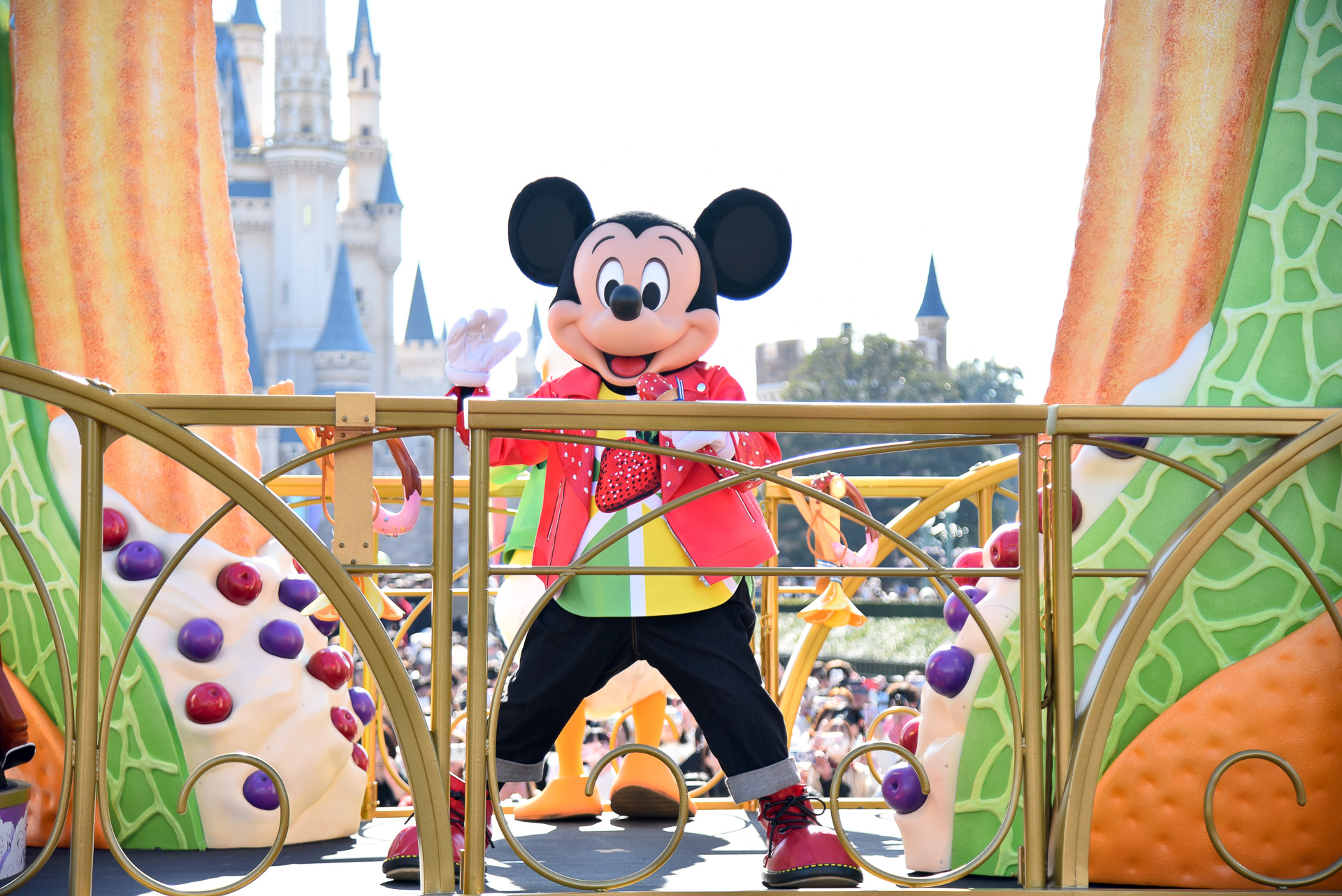 メインボーカルとして歌うミッキーマウスの衣装にも注目！　ジーンズのポケットには……