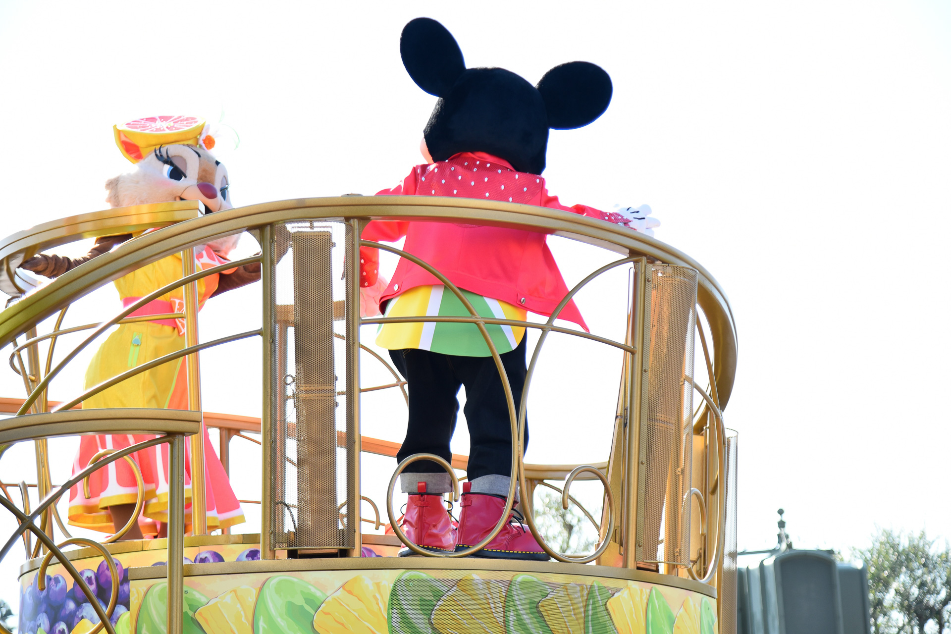 メインボーカルとして歌うミッキーマウスの衣装にも注目！　ジーンズのポケットには……