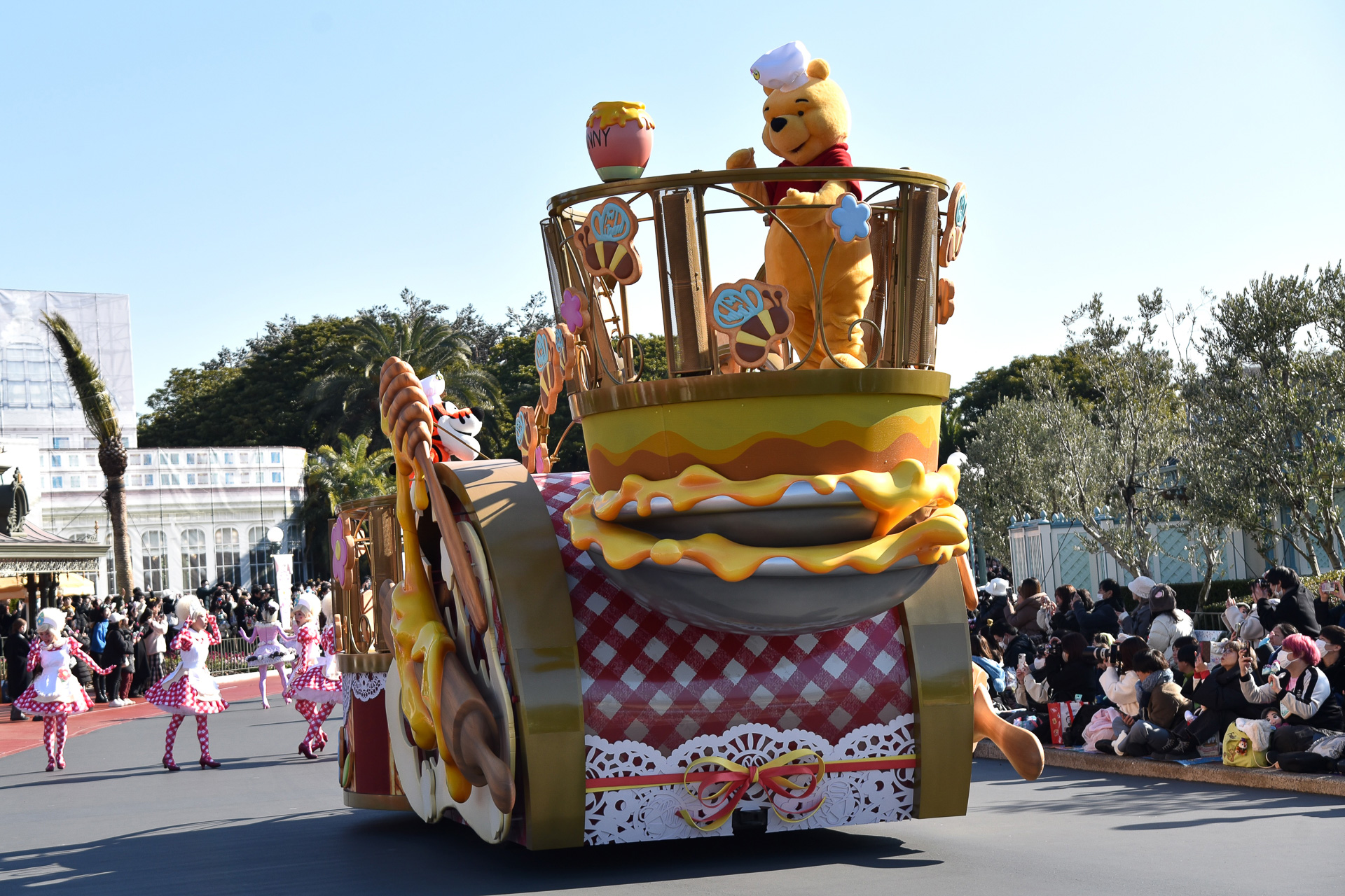 プーさんと100エーカーの森に住む仲間たちは「スウィーツ・キッチン」のフロートに！