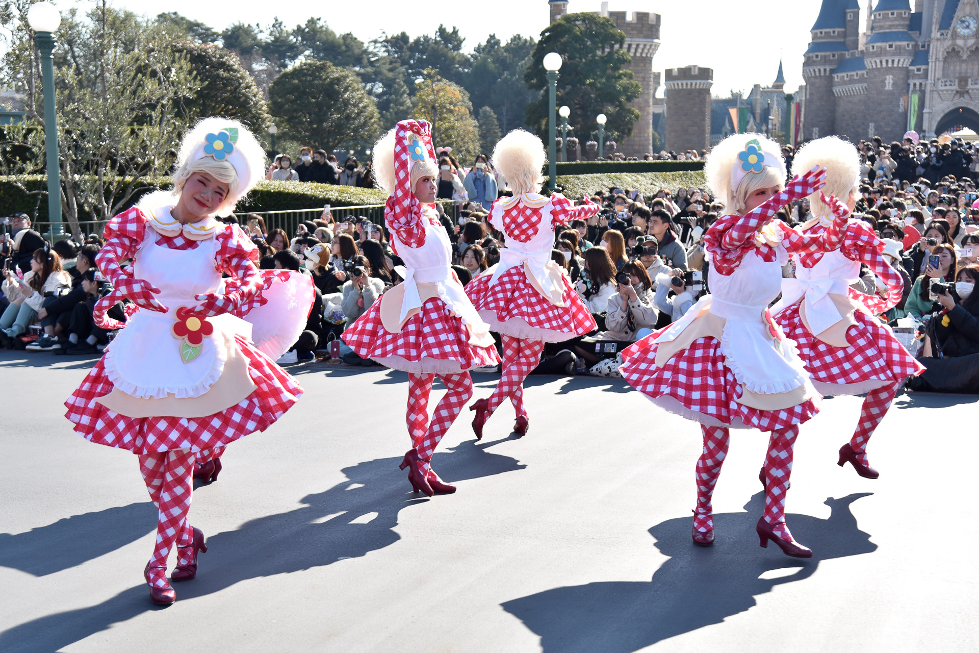 ミニーマウスはデイジーダックとともにツアーガイド姿！　フロートは甘くてかわいいんです