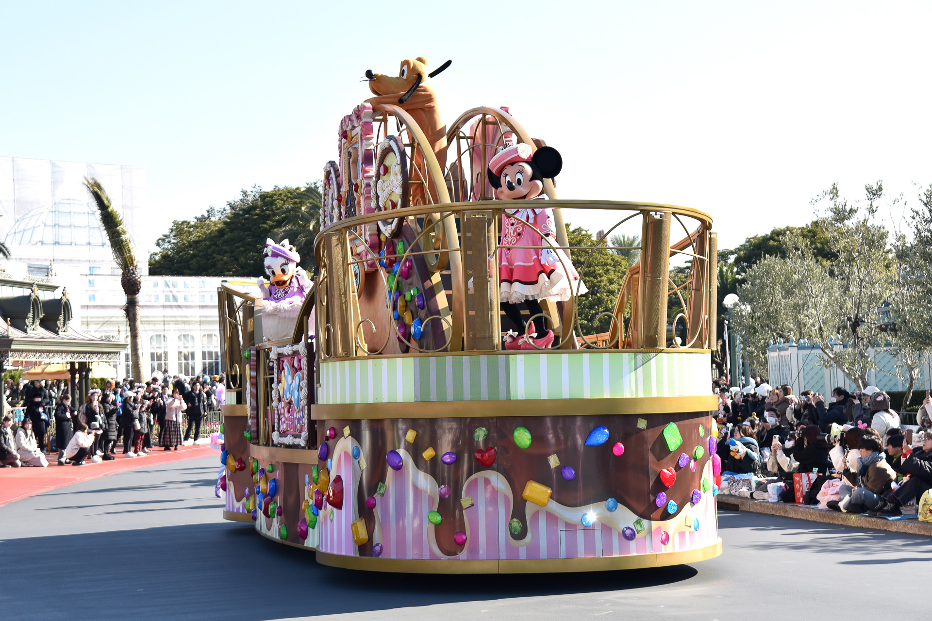 ミニーマウスはデイジーダックとともにツアーガイド姿！　フロートは甘くてかわいいんです