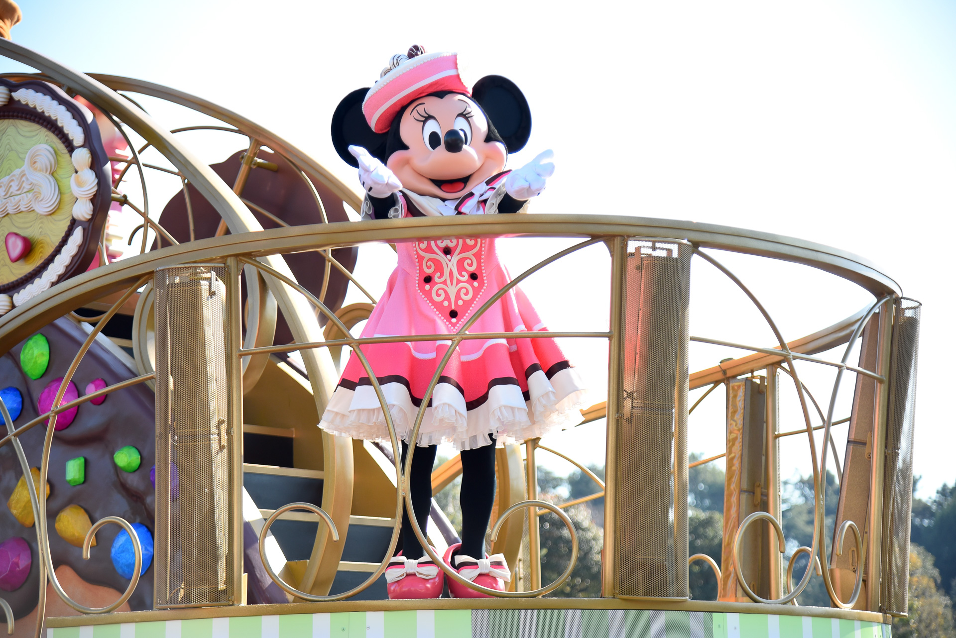 ミニーマウスはデイジーダックとともにツアーガイド姿！　フロートは甘くてかわいいんです