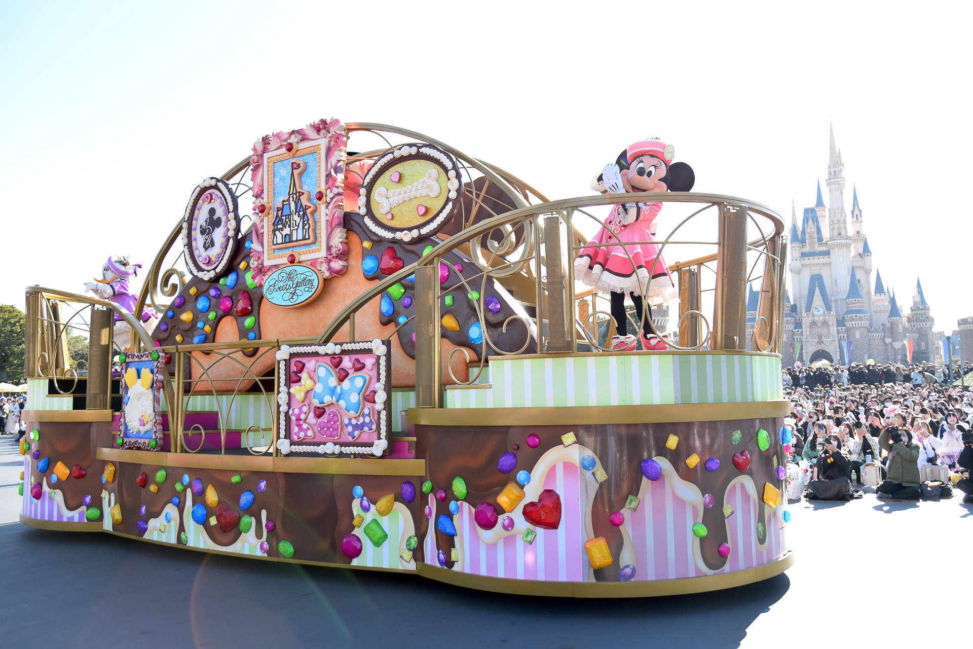 ミニーマウスはデイジーダックとともにツアーガイド姿！　フロートは甘くてかわいいんです