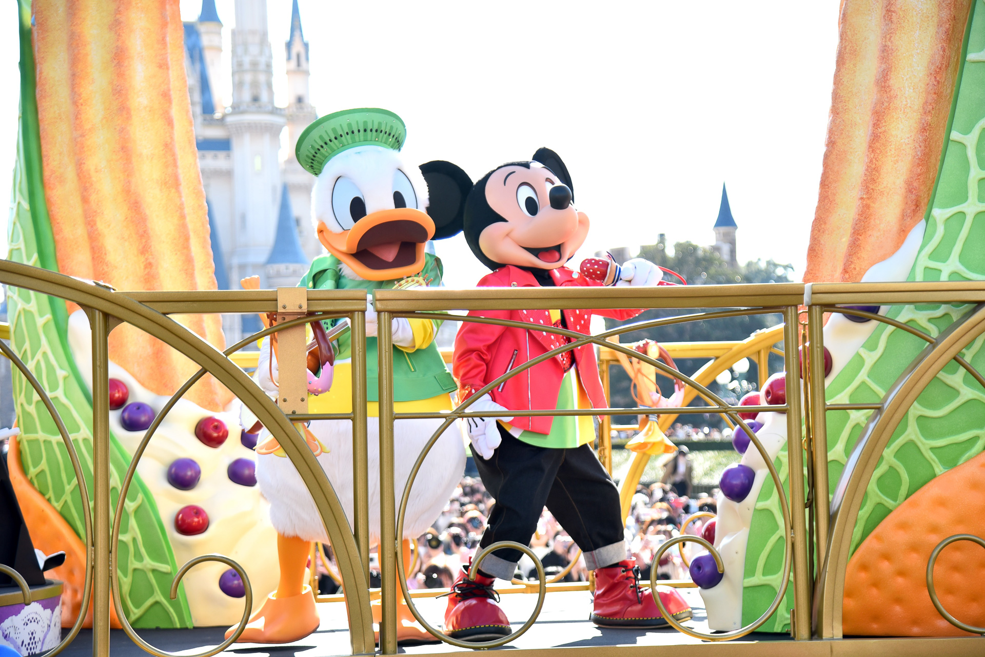 パレードが停止すると、ゲストも巻き込んで一緒にダンス！