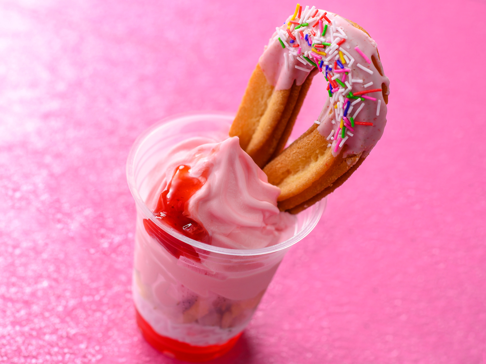 「アイスクリームコーン」の「スウィーツ・ポップ・ワールドサンデー（ストロベリーゼリー） 」（850円）