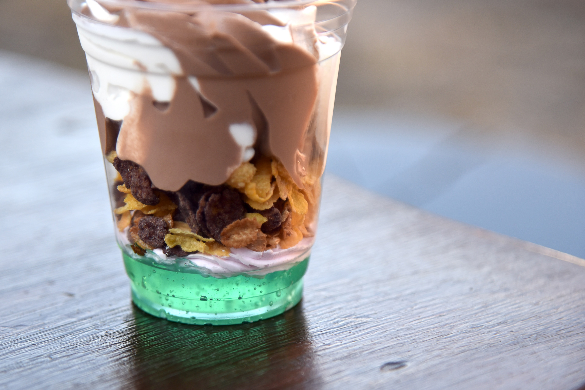 ミントにも似た風味のライムゼリーが底に沈んでいます