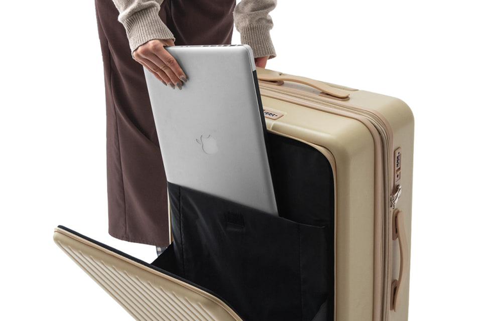 充電ポートやドリンクホルダー付きキャリーケースに新機能。容量拡張