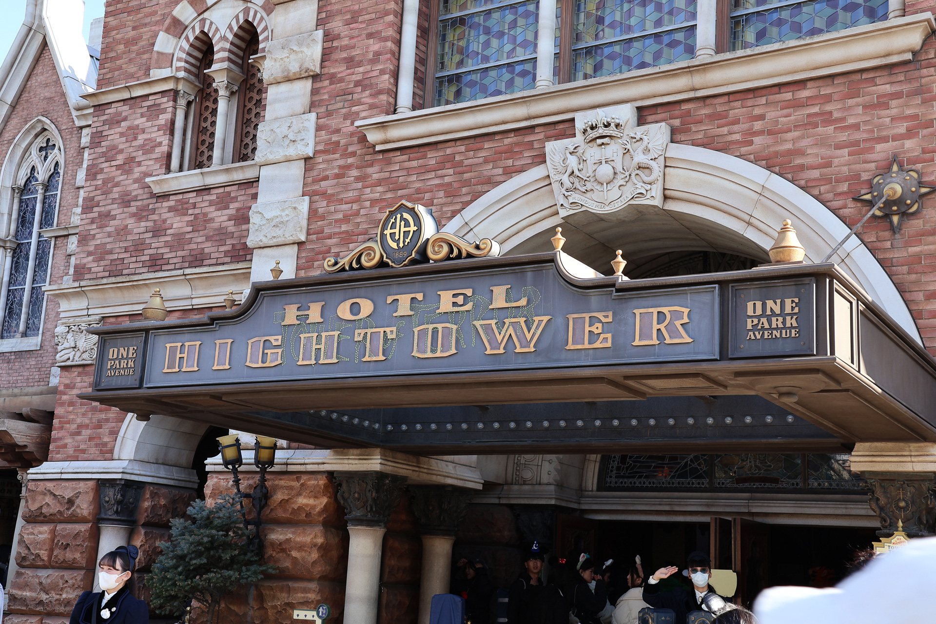 アメリカンウォーターフロントにそびえ立つホテルハイタワー。昼も夜も存在感抜群だ