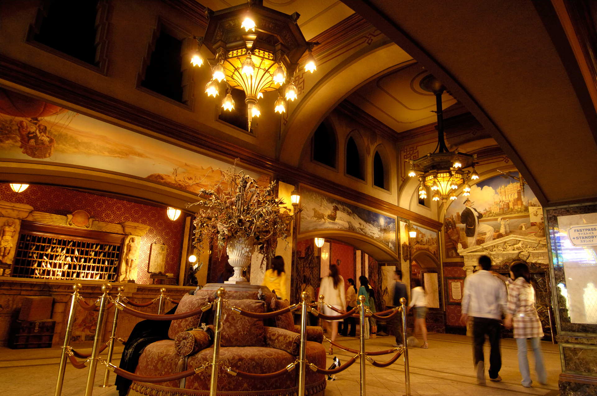 アメリカンウォーターフロントにそびえ立つホテルハイタワー。昼も夜も存在感抜群だ