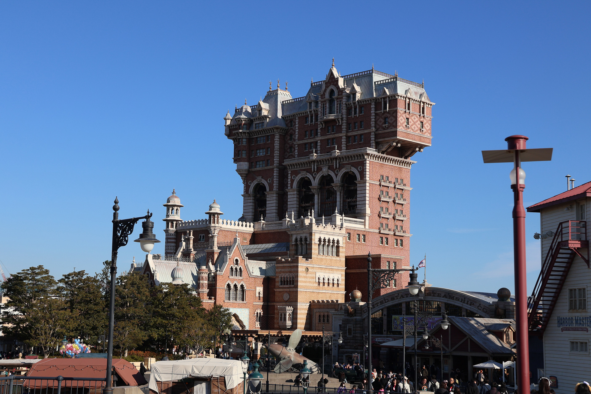 アメリカンウォーターフロントにそびえ立つホテルハイタワー。昼も夜も存在感抜群だ