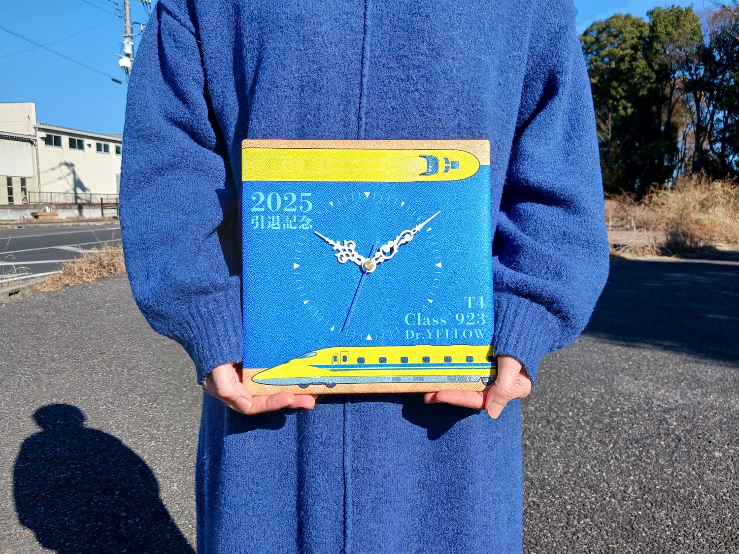 秒針が1秒刻みで動くステップタイプの壁掛け時計