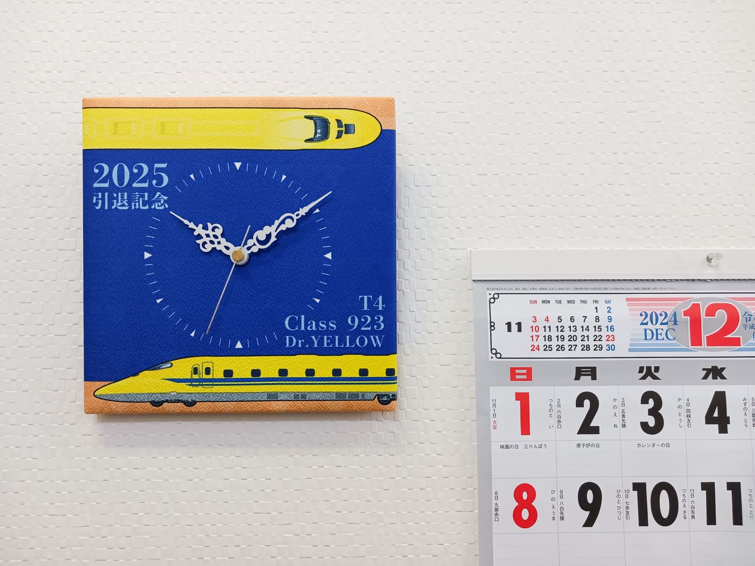 秒針が1秒刻みで動くステップタイプの壁掛け時計