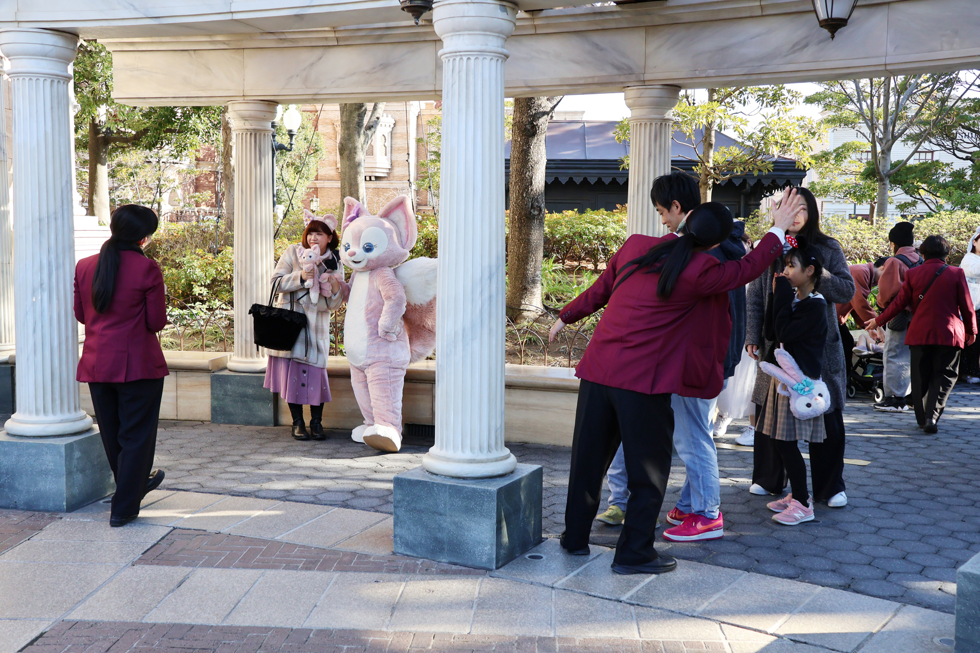 実際のキャラクターグリーティングでは、キャストにカメラやスマホを渡して撮ってもらえる