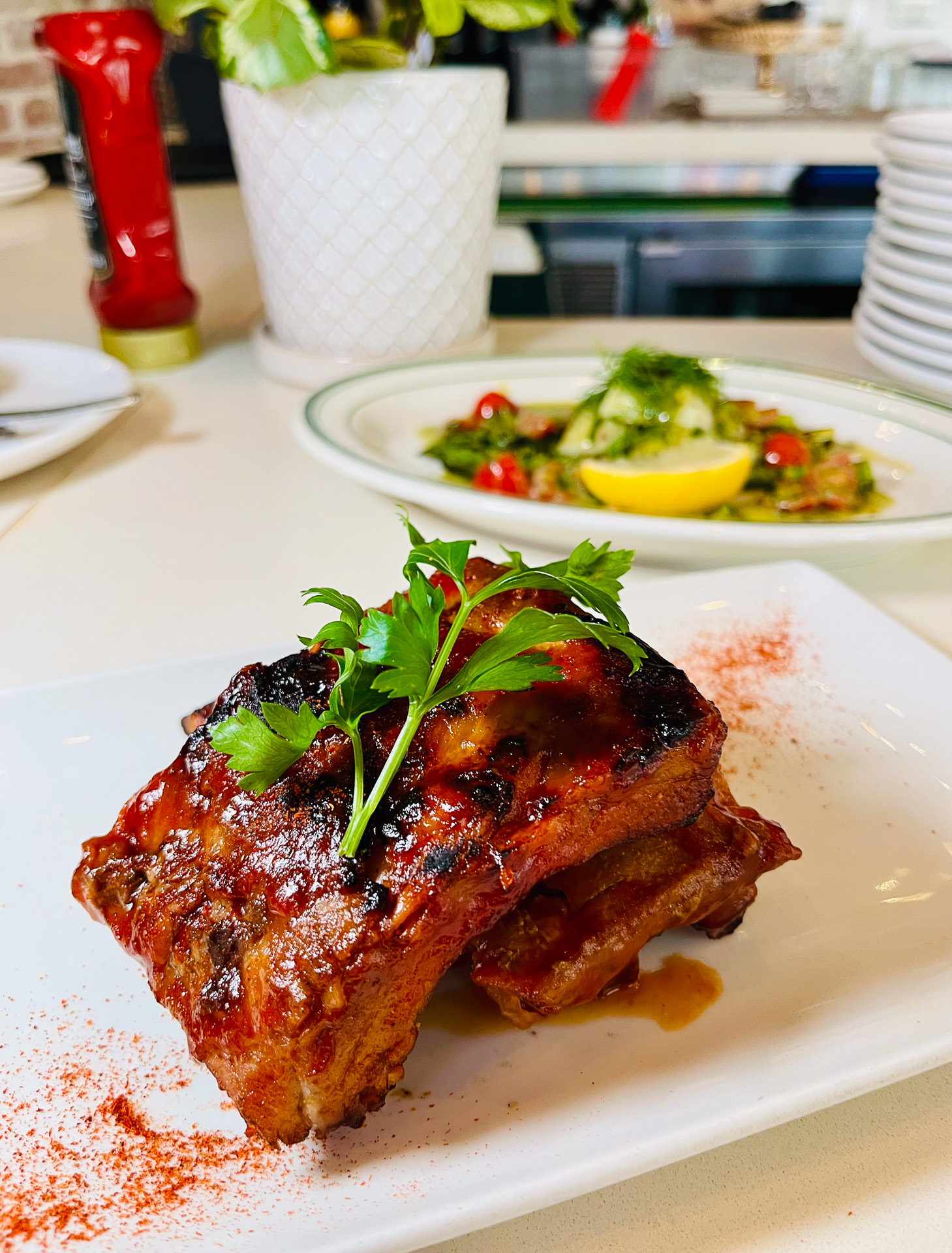 ほろっと柔らかいクラシック・ベイビーバックリブ。甘塩っぱい自家製BBQもたまらない