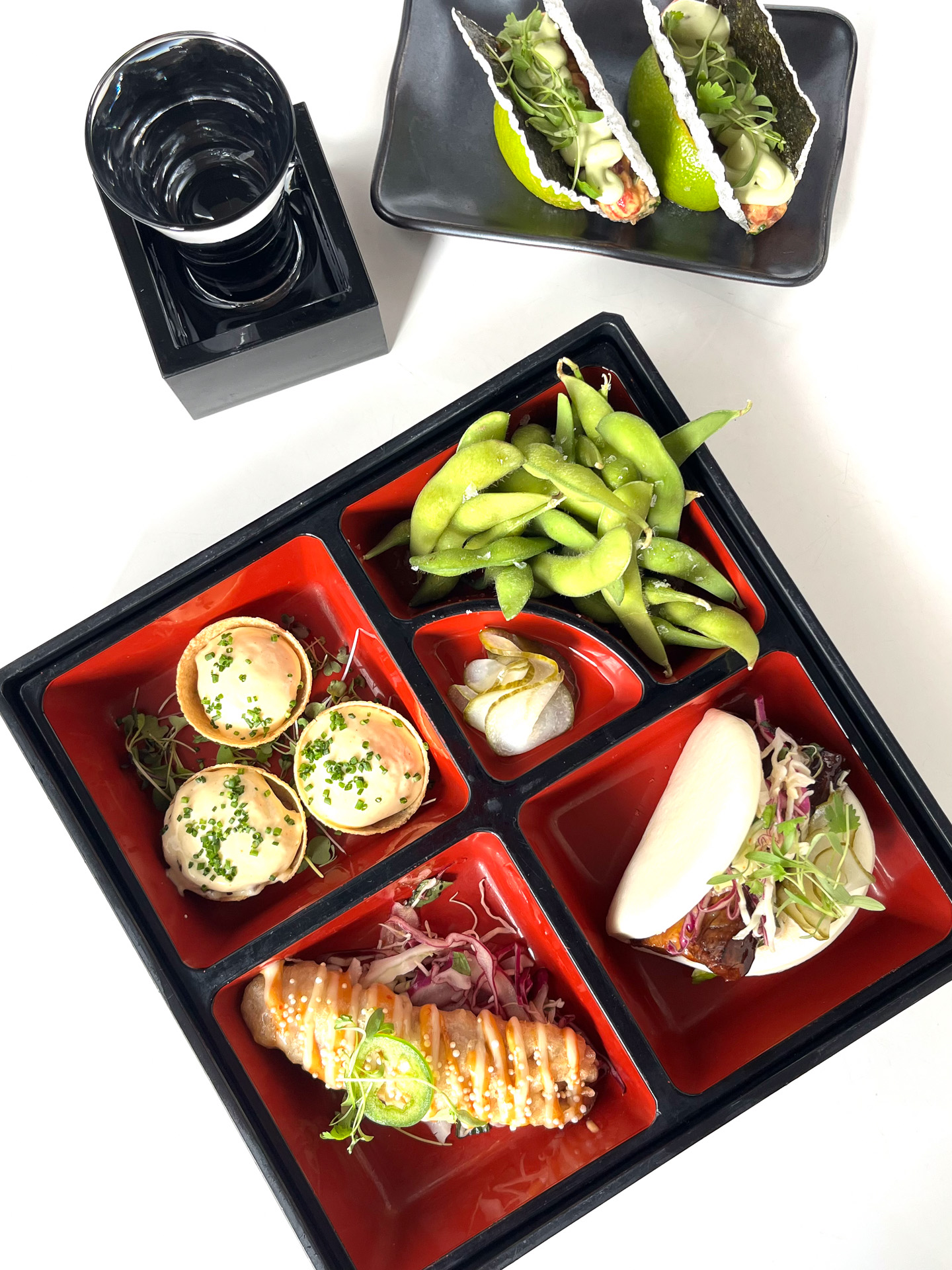 豚バラ・アヒベリー（マグロの脂が乗った部位）・一口ステーキが入ったアダルトハッピーミール（日本酒付き）