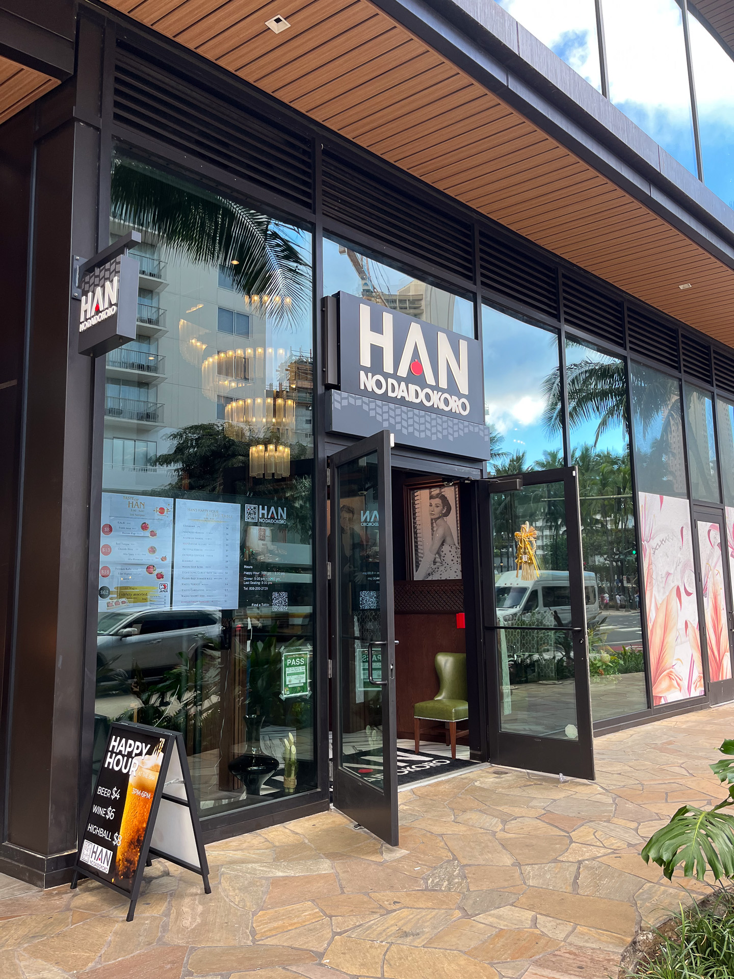 場所はクヒオ通りに建てられたコンドミニアム「リリアワイキキ」1階