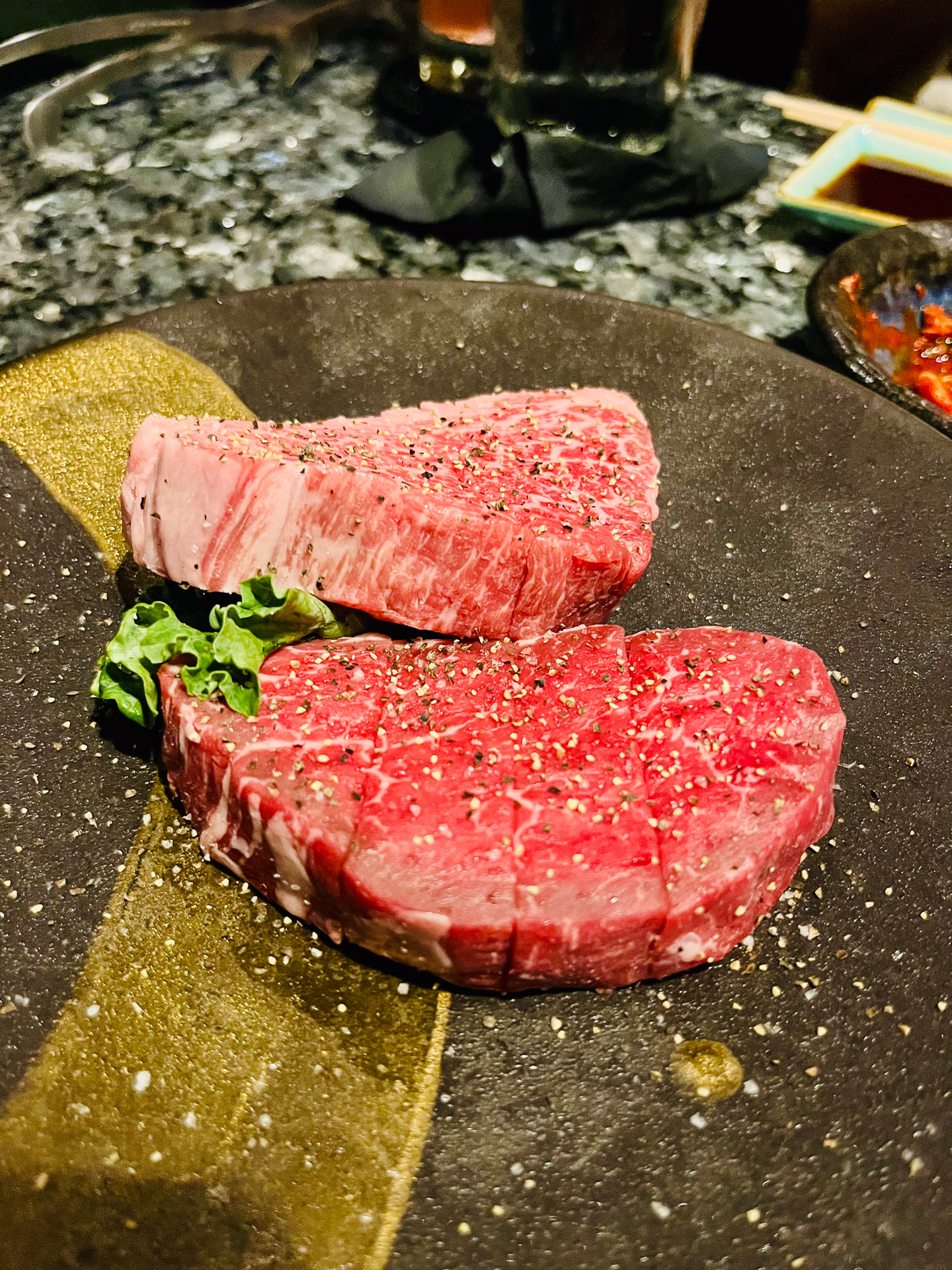 宮崎牛（128ドル/240g）と和州牛（84ドル/240g）のシェフズカット