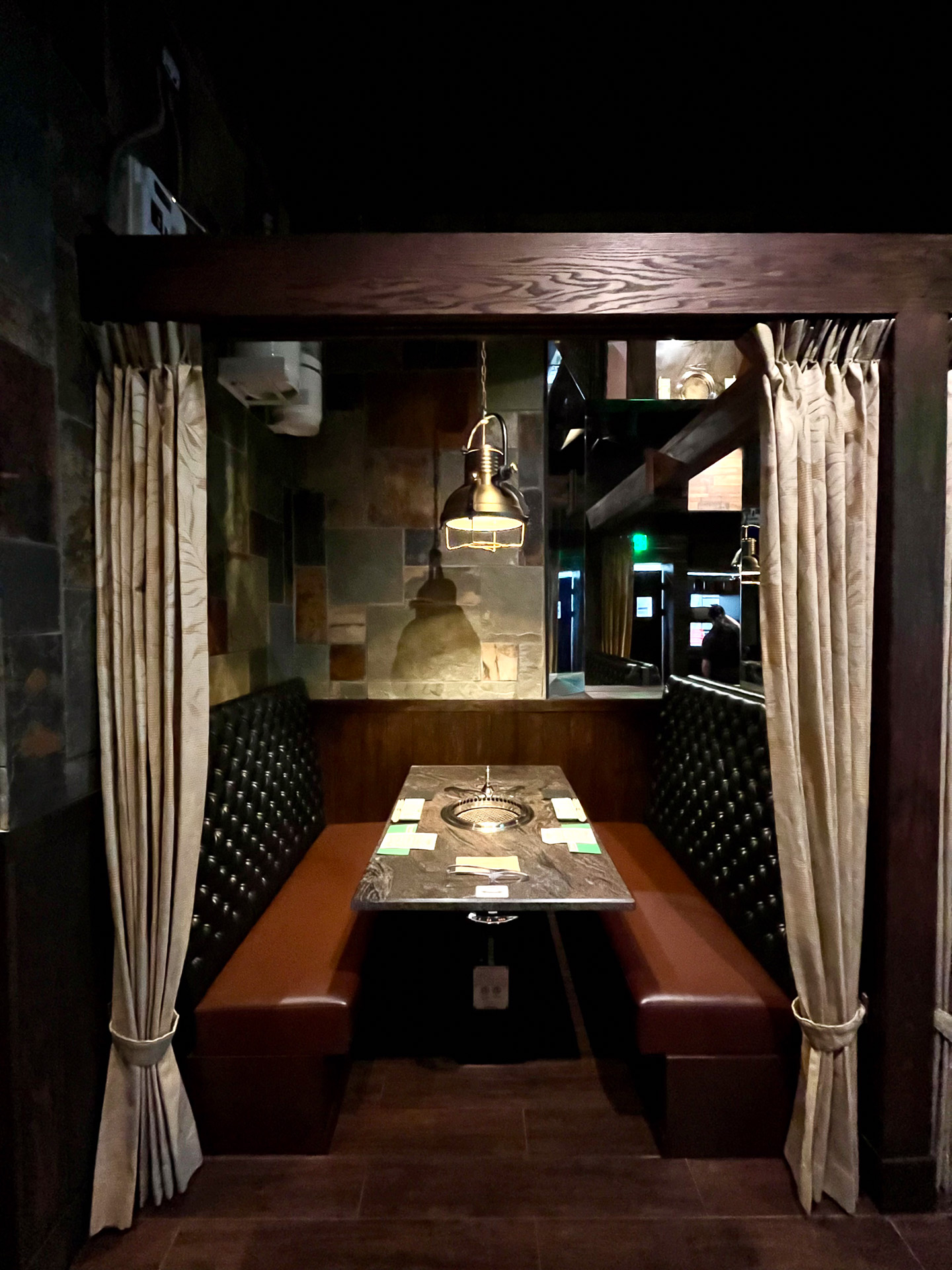 奥の席は仕切りがあり、プライベート空間でより一層落ち着いた雰囲気に