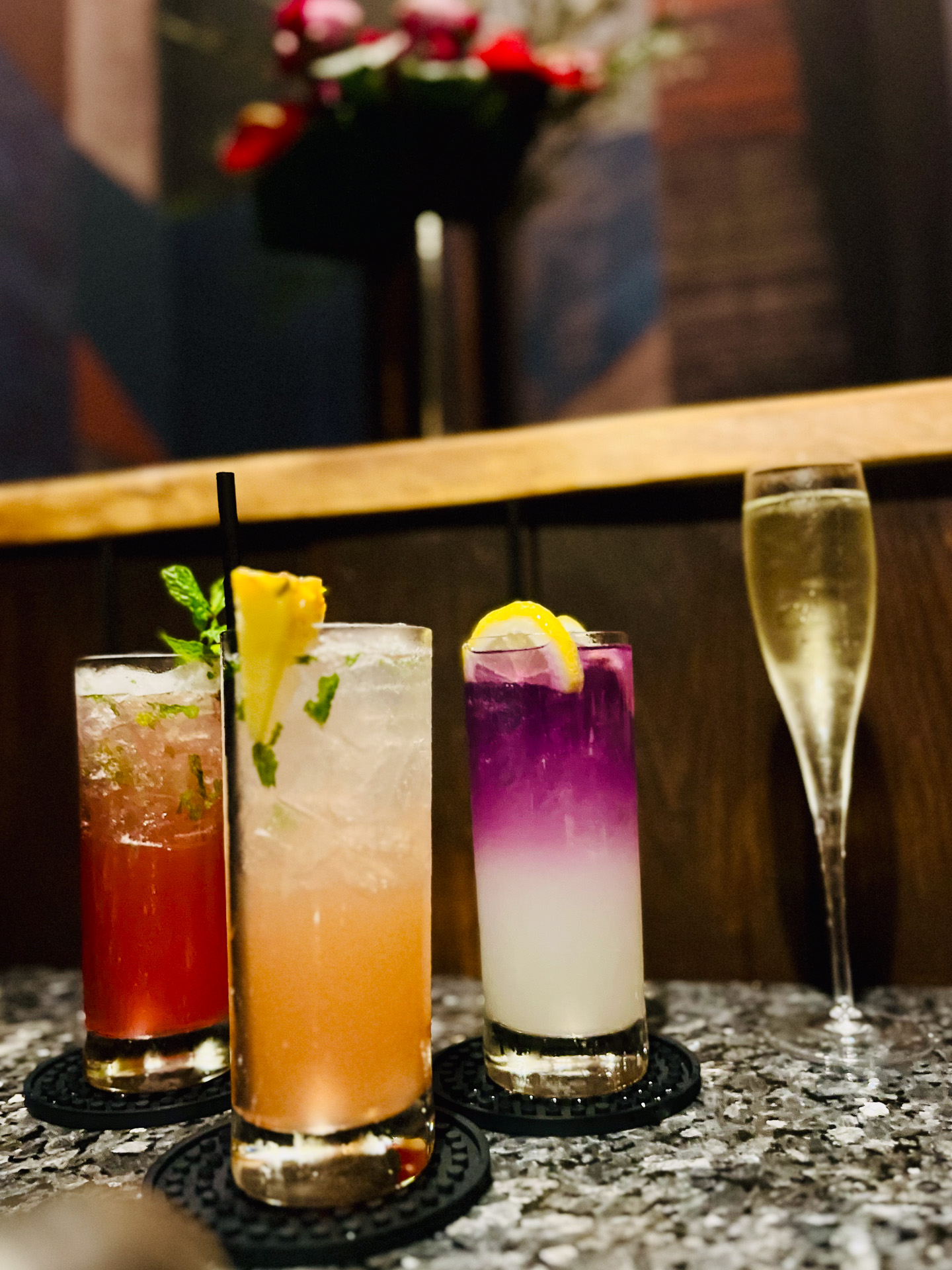 フルーツをふんだんに使ったトロピカルなカクテルやスパークリングワインなどアルコール類も種類豊富