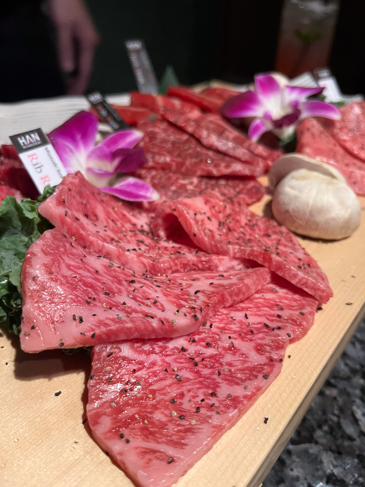 脂と赤みのコントラストが美しい宮崎牛のリブロールはとろける美味しさ