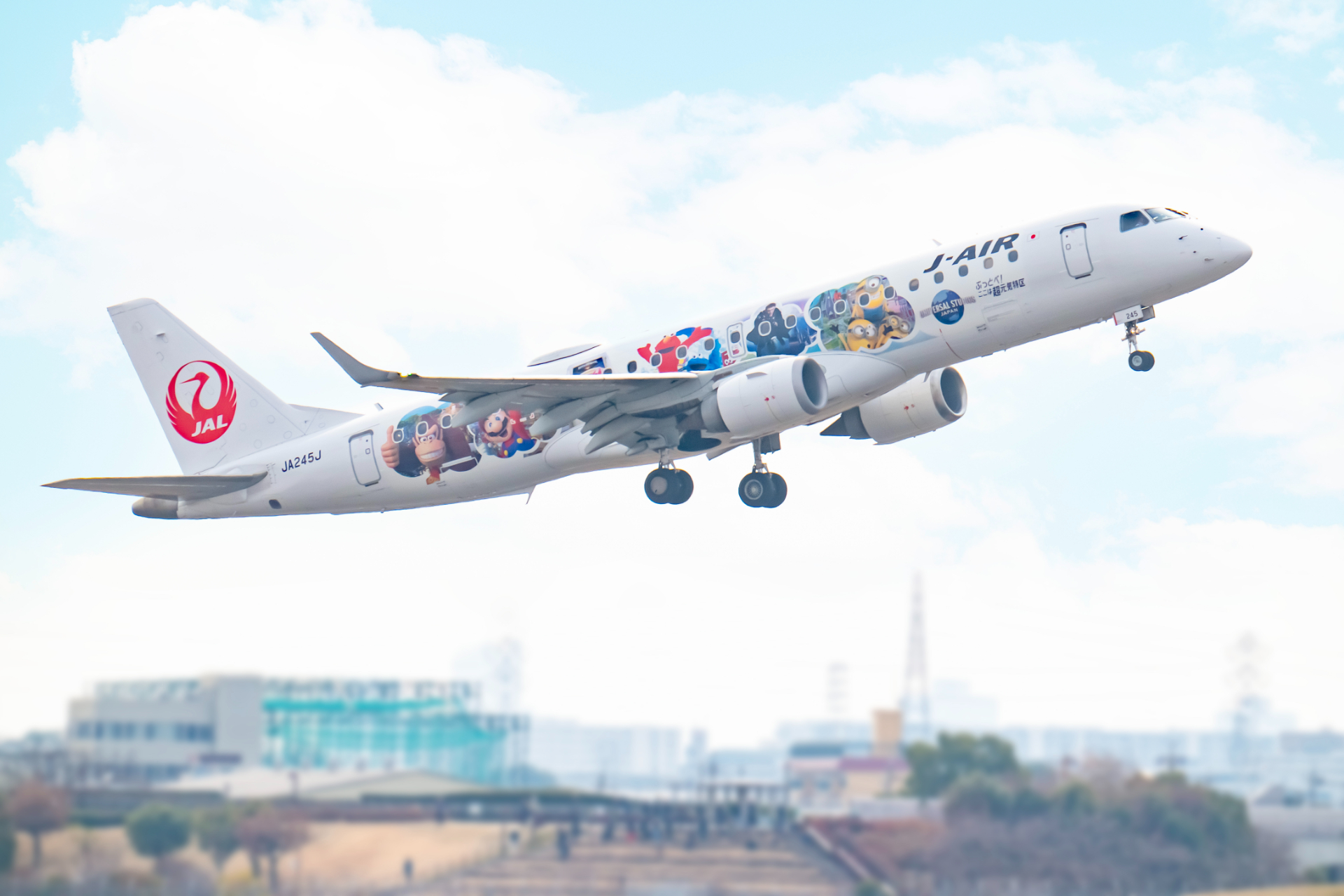 福岡へ向かう「ドンキーコング・カントリー オープン記念 JAL×ユニバーサル・スタジオ・ジャパン ジェット2」