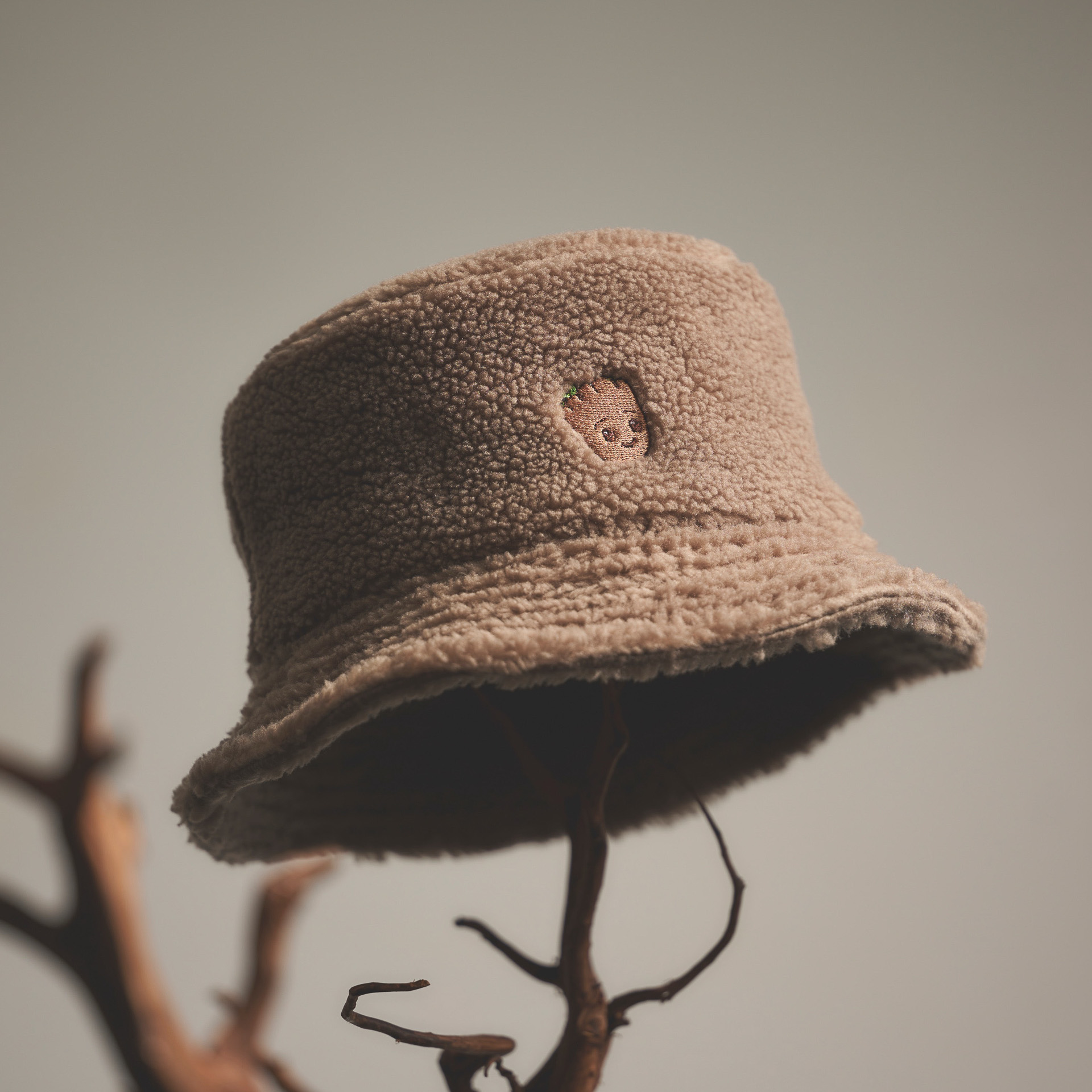 トモクニ「MARVEL GROOT ボアバケットハット」（3850円）