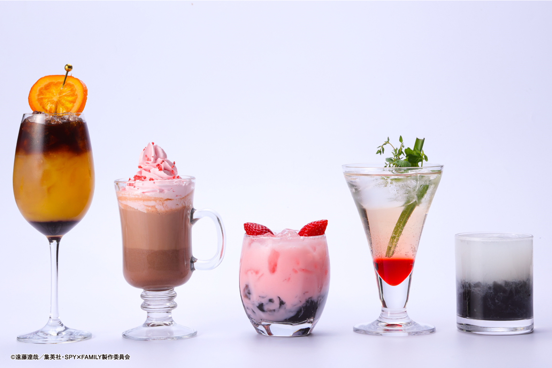 左から「＜黄昏＞のオレンジコーヒー」「アーニャのピーナッツココア（HOT）」「アーニャのわくわくイチゴヨーグルト」「ヨルのハーブティージンジャー」「ボンドのホワイトソーダ」