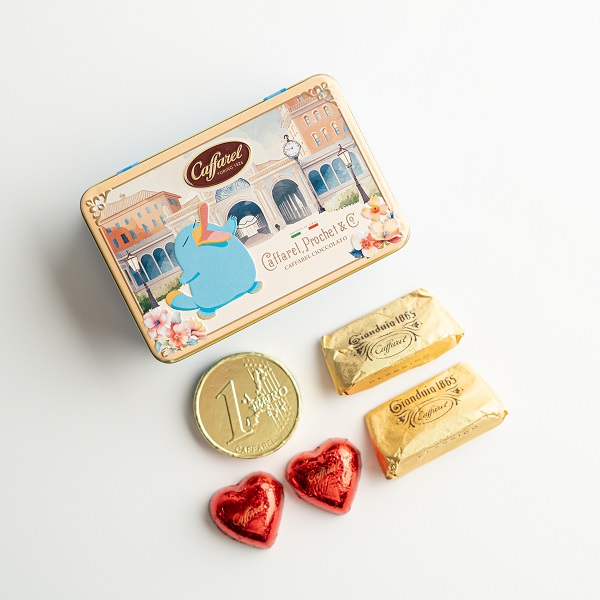 ヘーゼルナッツペースト入りのミルクチョコレート「ジャンドゥーヤ」など、1粒1粒丁寧に作られたカファレルの定番人気チョコを詰め合わせ。缶デザインは「イコちゃんのイタリア旅行♪」をイメージ