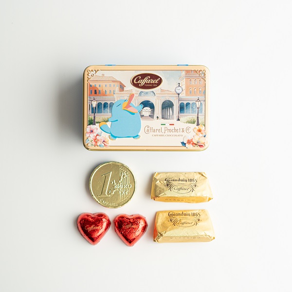 ヘーゼルナッツペースト入りのミルクチョコレート「ジャンドゥーヤ」など、1粒1粒丁寧に作られたカファレルの定番人気チョコを詰め合わせ。缶デザインは「イコちゃんのイタリア旅行♪」をイメージ