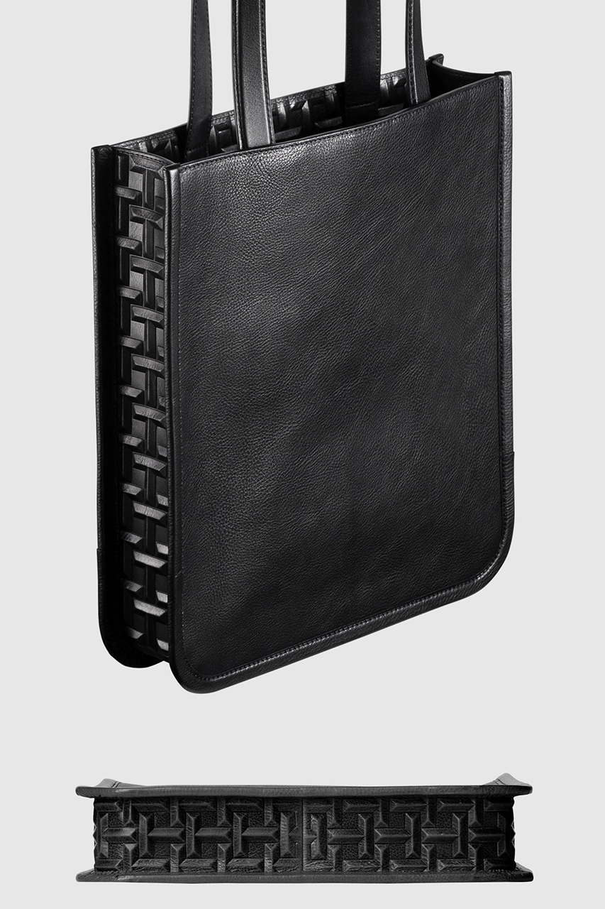 マチや底面、開口部にシグネチャーレイズド仕様の革を利用している