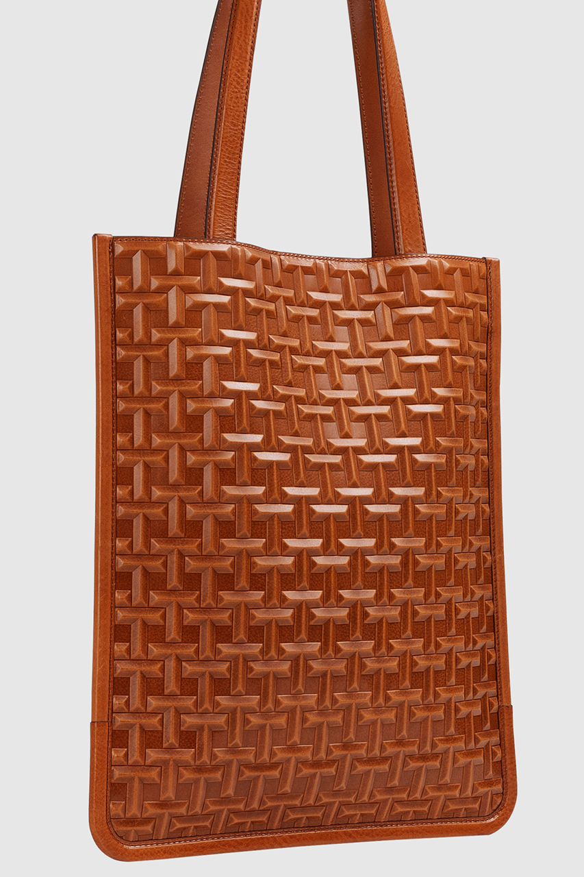 一枚革にシグネチャーレイズドをあしらったデザイン