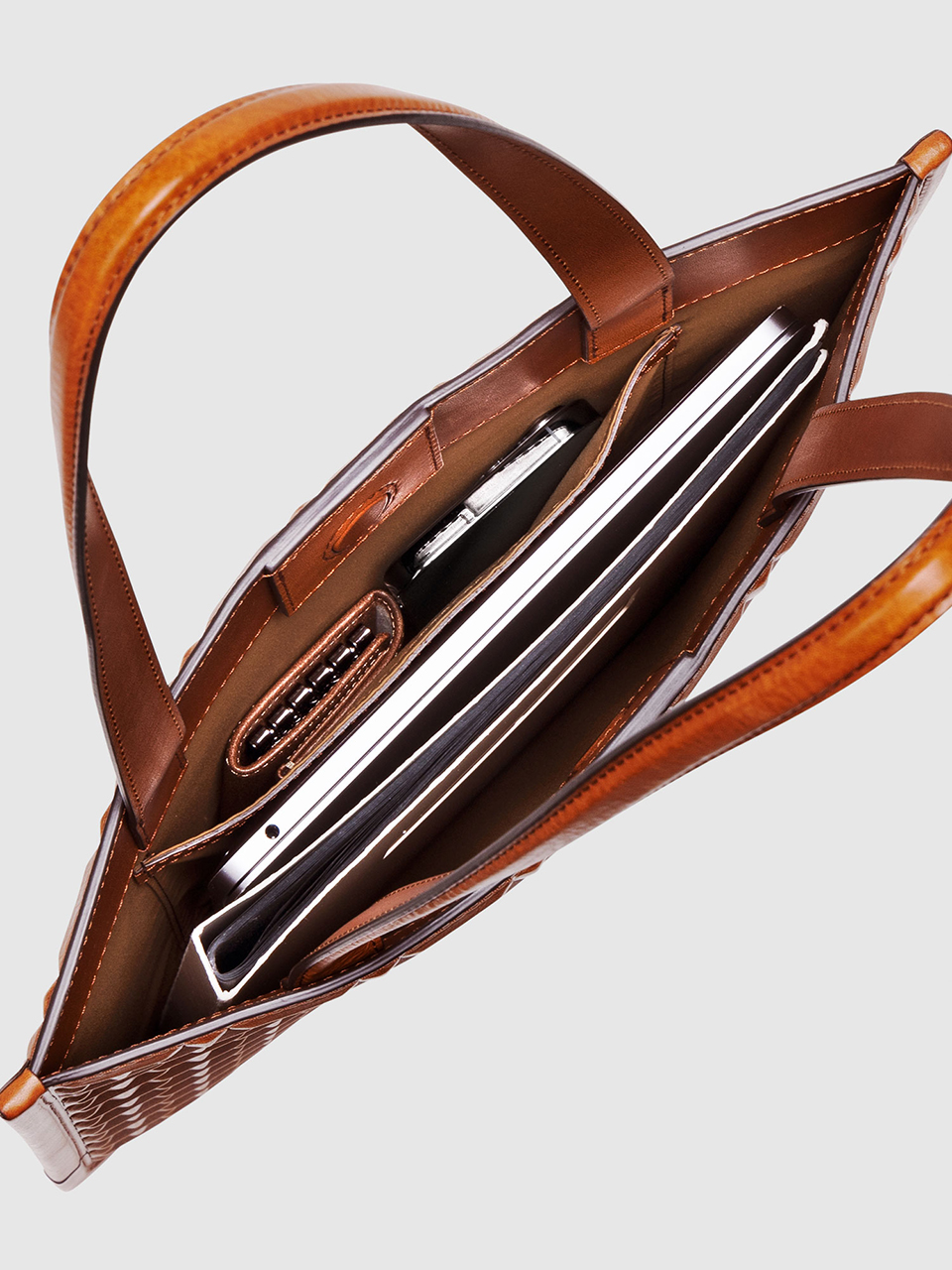 マチなしながら13インチのノートPCが入る