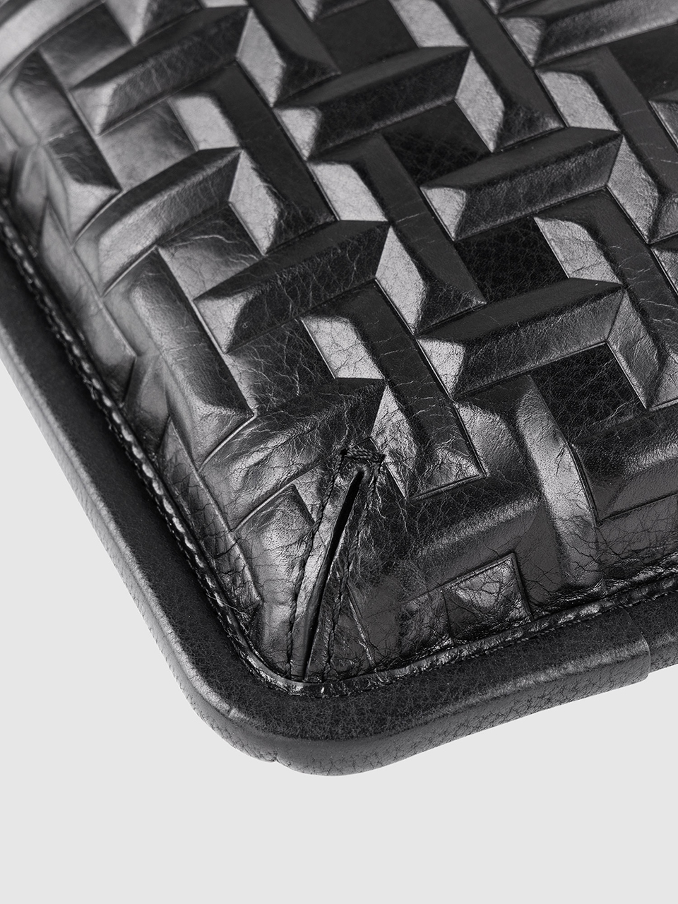 底の角をつまんでふくらみを持たせたデザイン