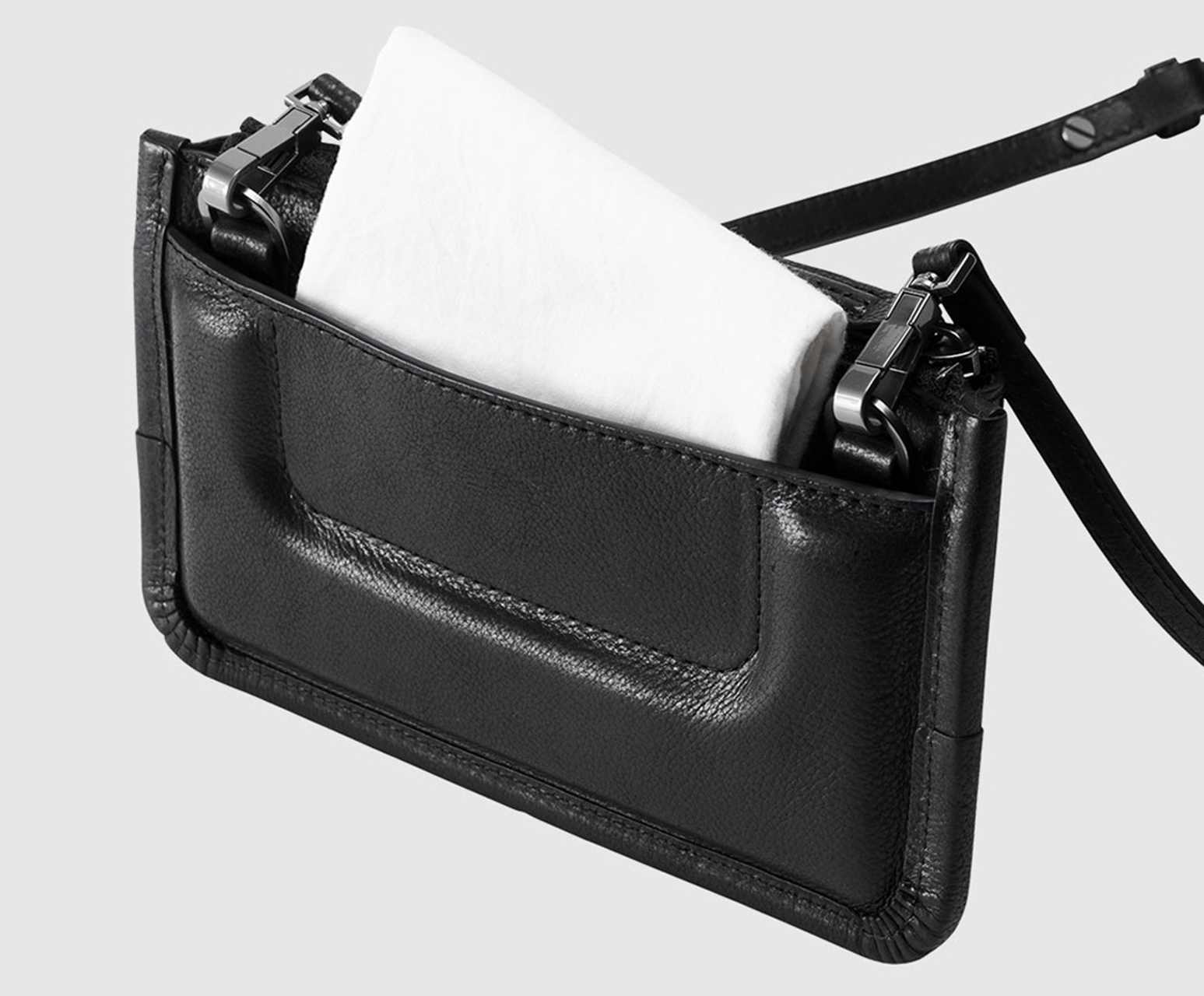 ショルダーの長さは96～132cm