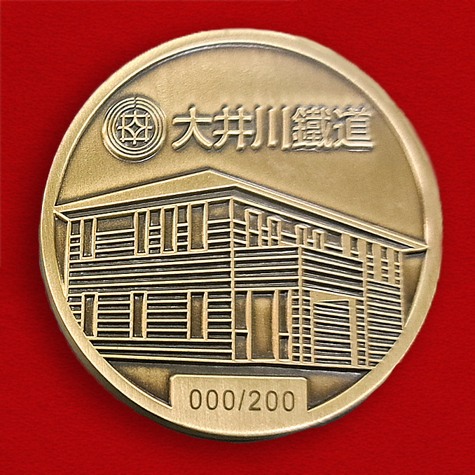 100周年記念コイン（写真左が表、写真右が裏）