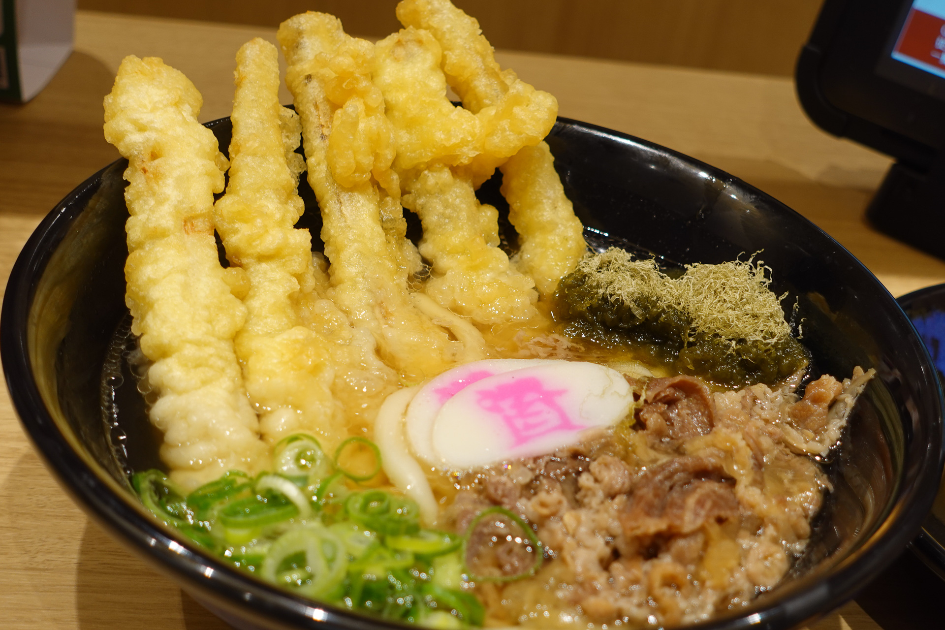 資さんうどんの看板商品「肉ごぼ天うどん」