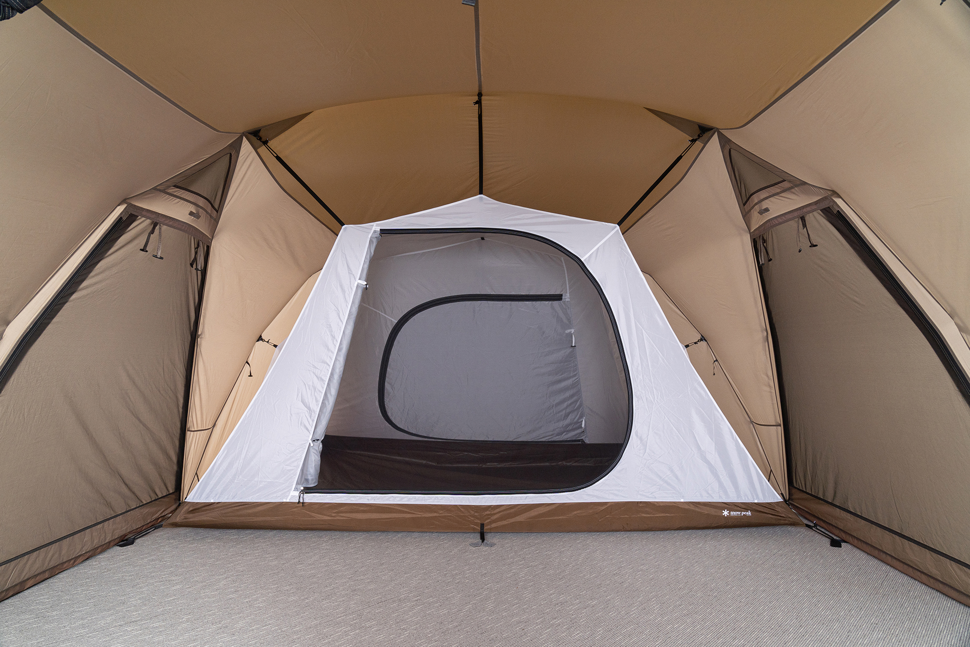 寝室は吊り下げ式