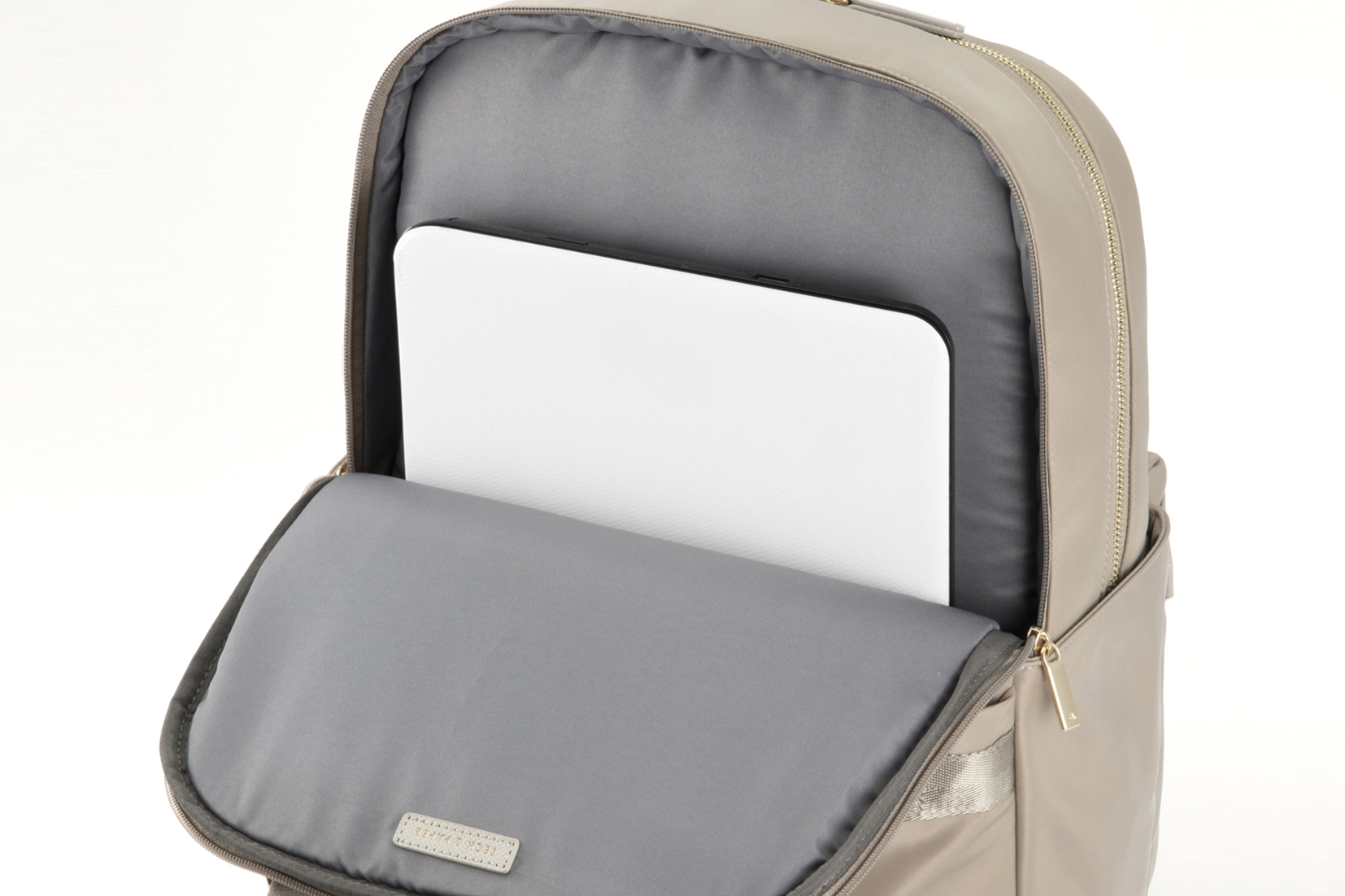 背面に「単独PC収納部」を備える