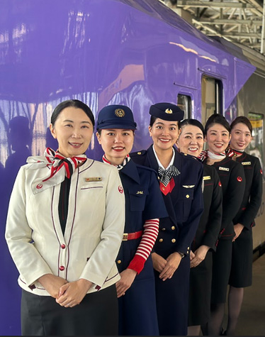 JALふるさとアンバサダーに地域の取り組みを聞いた。回答者は北海道JALふるさとアンバサダーの小林恵理子さん（写真手前）