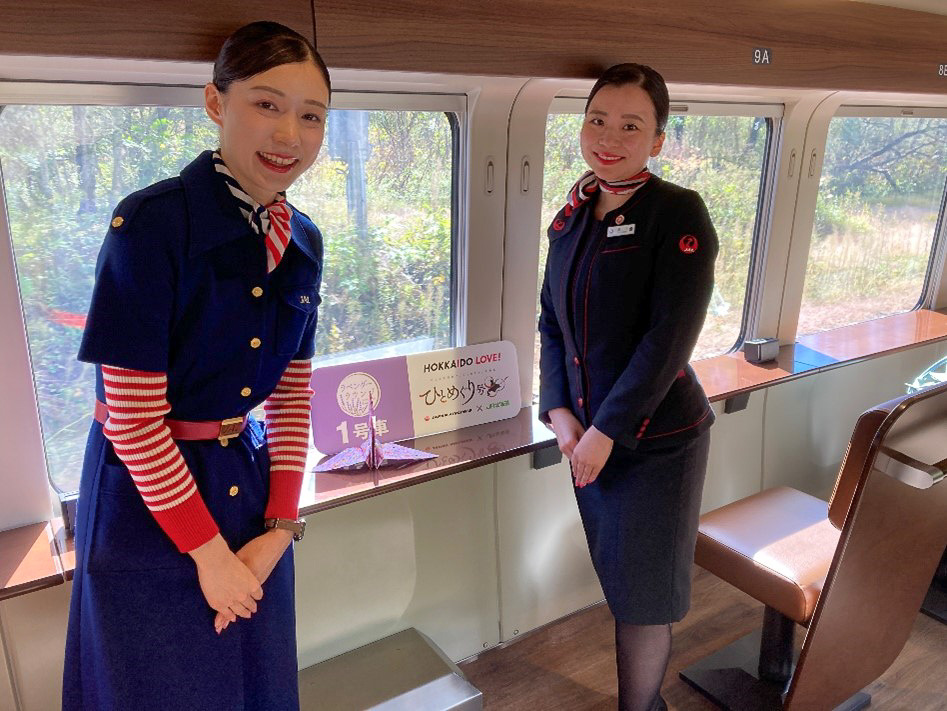 6代目制服を着用したJALふるさと応援隊（写真左）