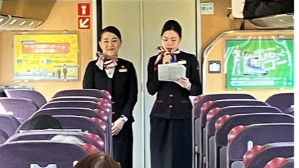 台湾語で車内アナウンスを実施するJALグローバルアンバサダー（写真右）