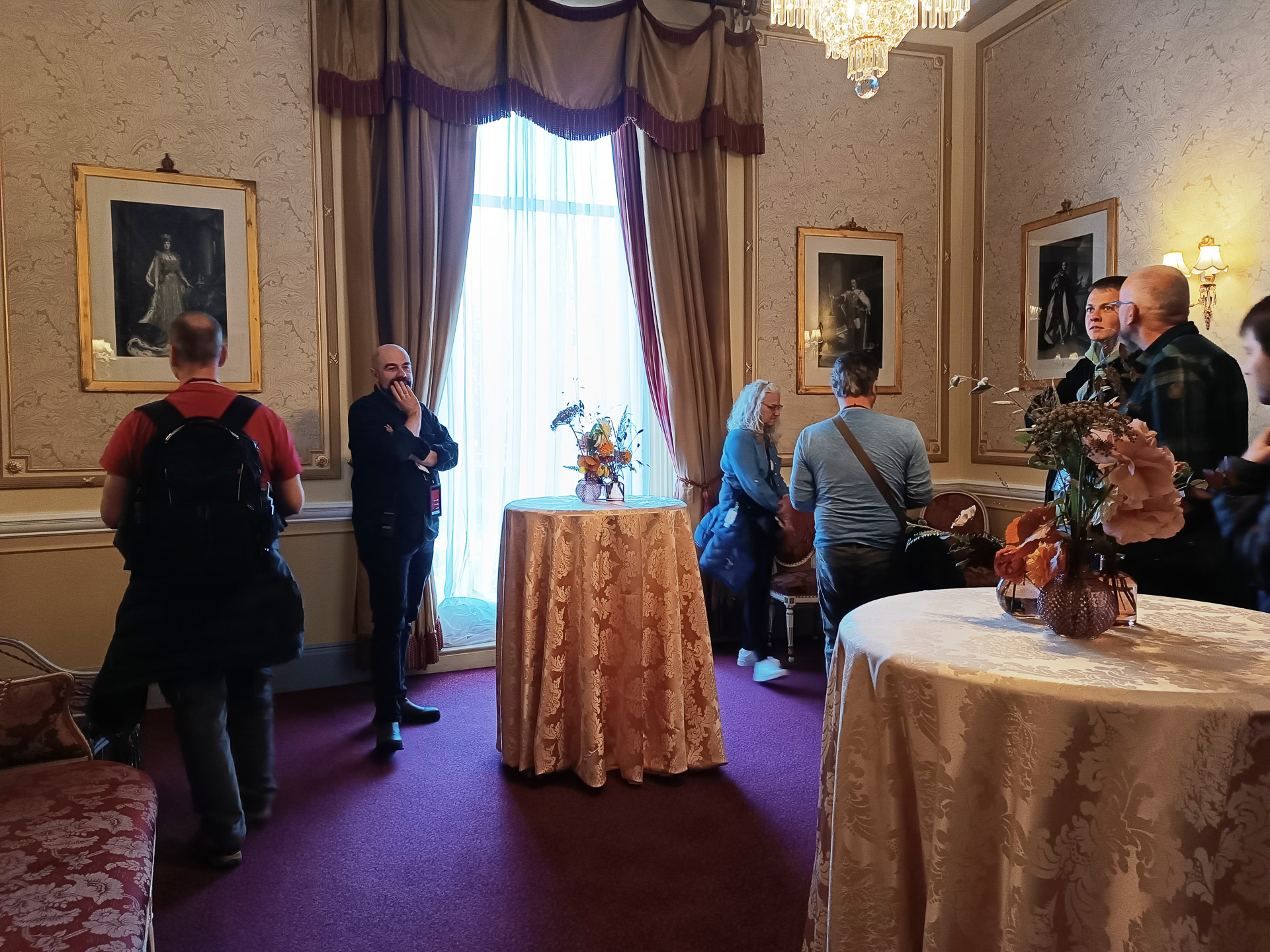 ヴィクトリア朝の家具が配置されたVIP用の控え室。壁には歴代の王族の写真が