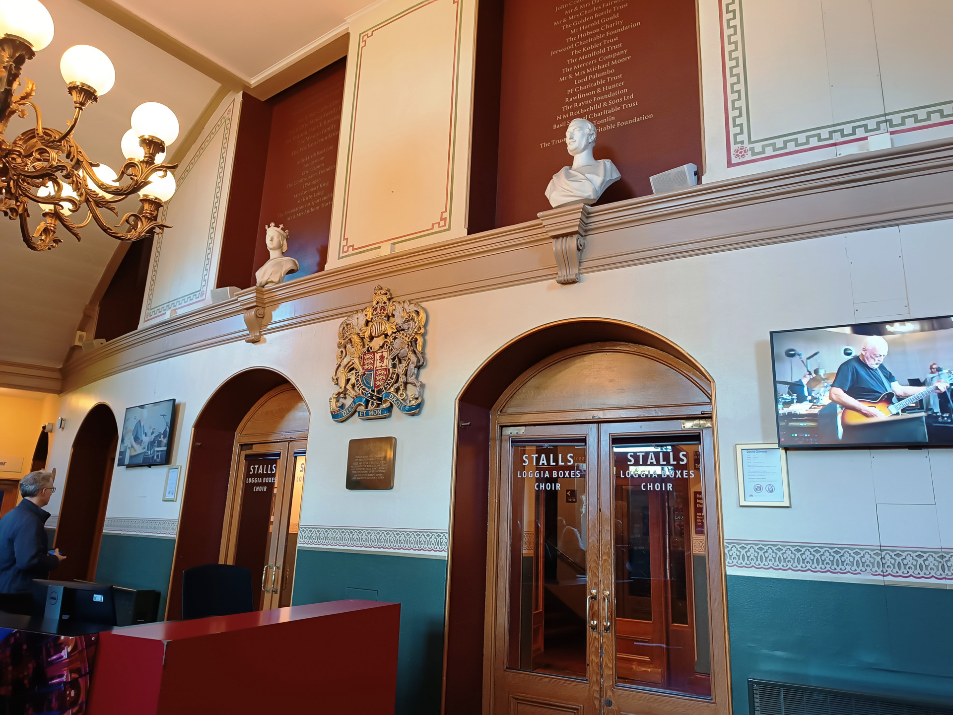 ヴィクトリア女王と若くして亡くなったアルバート公の銅像