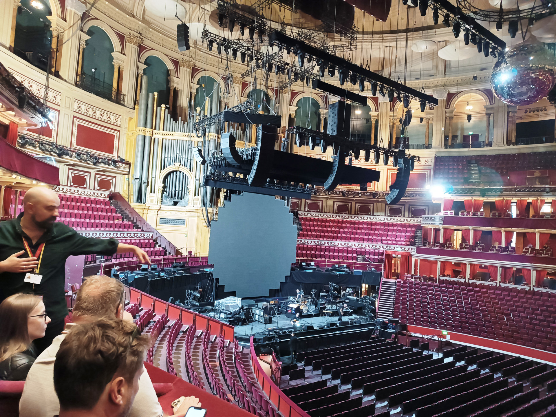 リハーサルを見られて大喜びのギルモアファンたち