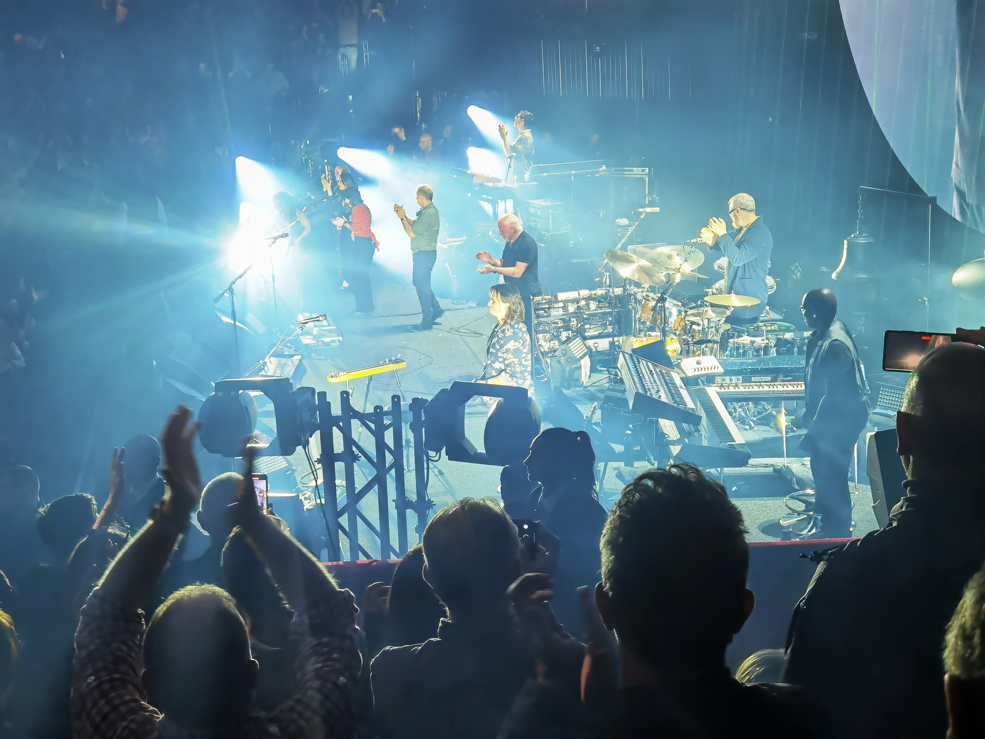 夜のコンサートの様子。コンサート中はほかのお客さんのジャマにならない範囲で写真と動画の撮影が許可されていました