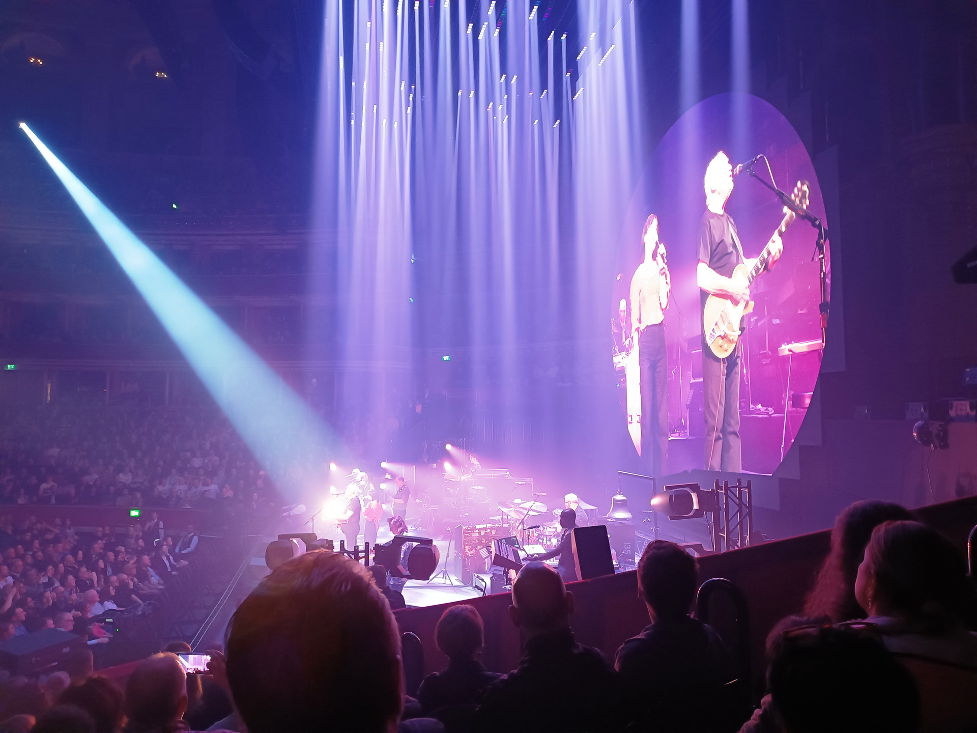 夜のコンサートの様子。コンサート中はほかのお客さんのジャマにならない範囲で写真と動画の撮影が許可されていました